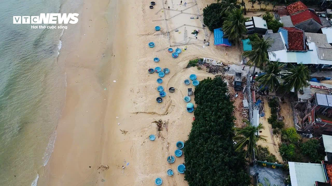 Người dân ven biển Phú Yên thấp thỏm lo sóng 'ngoạm' nhà mùa mưa bão - 8