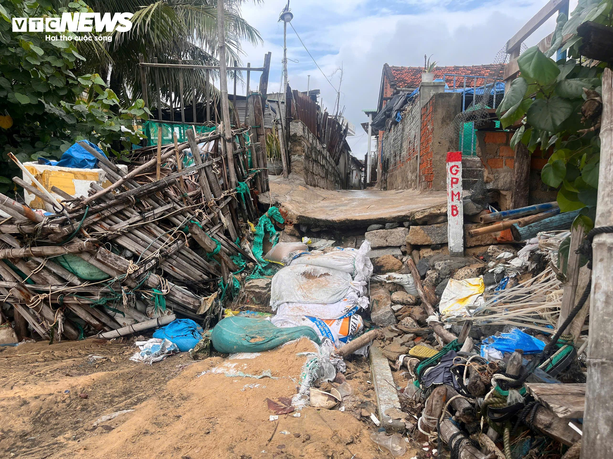 Người dân ven biển Phú Yên thấp thỏm lo sóng 'ngoạm' nhà mùa mưa bão - 5