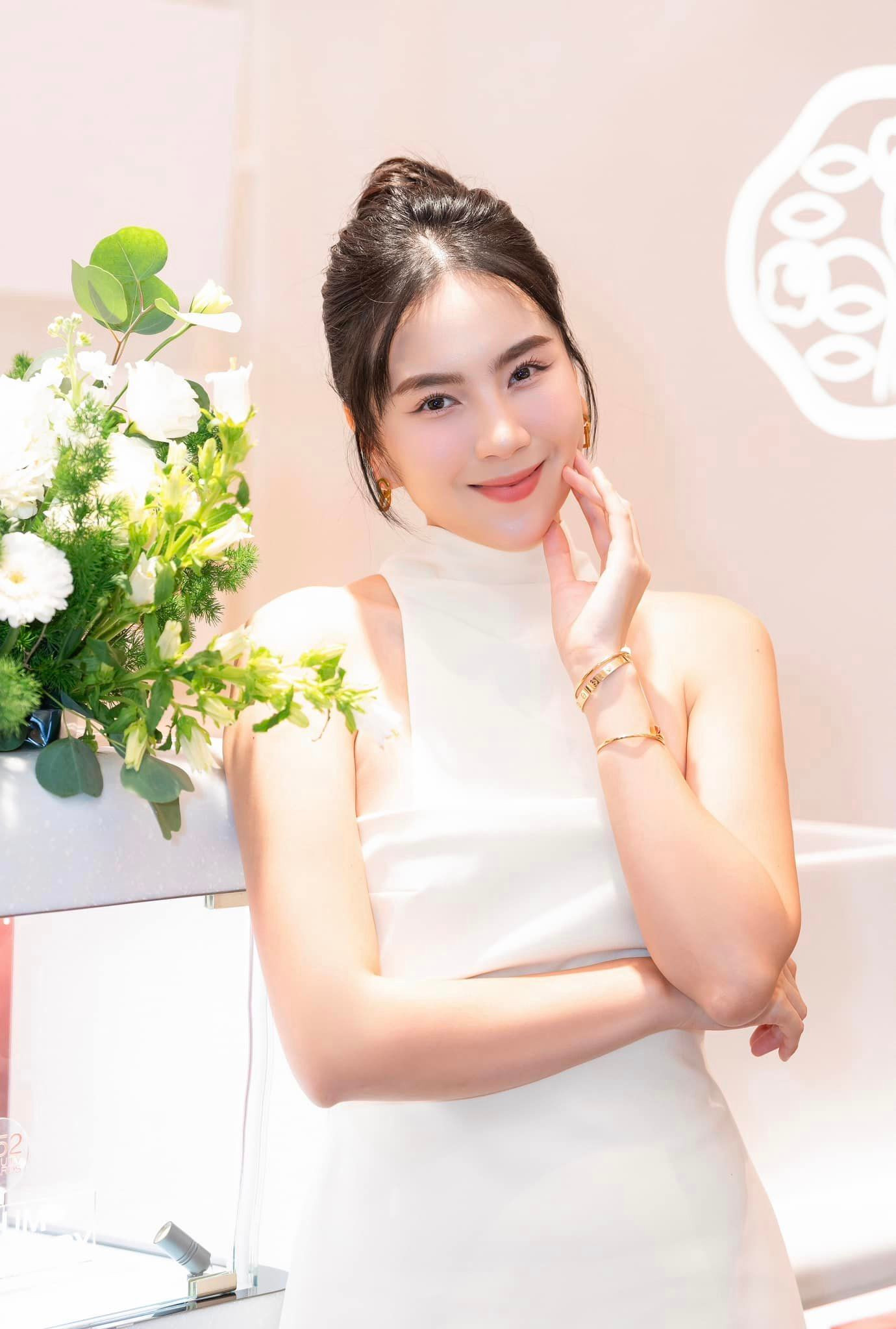 Sao Việt 2/10: Vợ NSND Công Lý trẻ đẹp sau thẩm mỹ, Mai Ngọc thăng hạng nhan sắc - 10