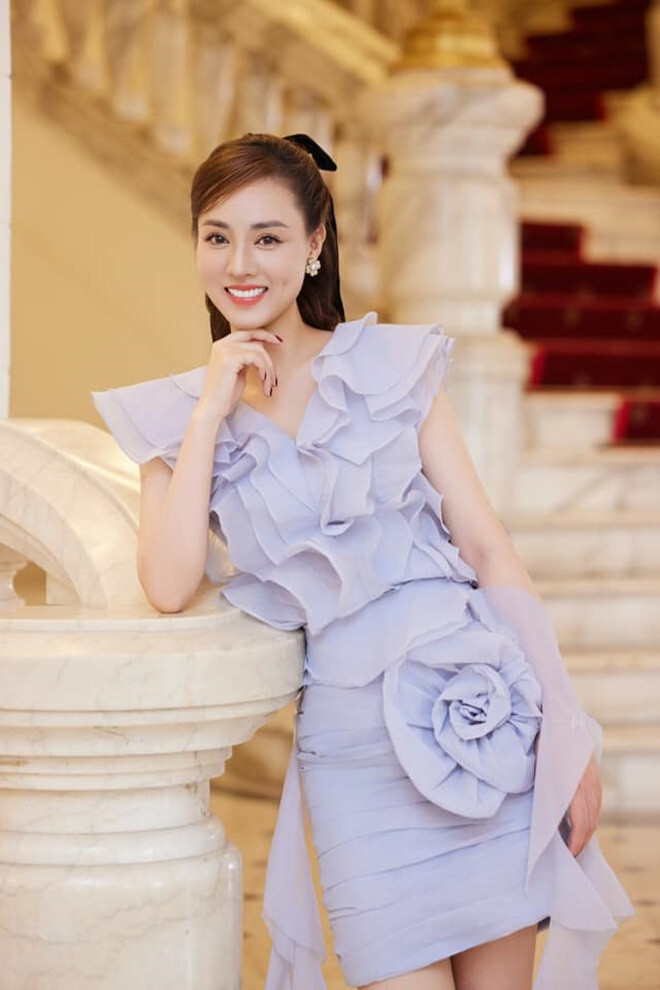 Sao Việt 2/10: Vợ NSND Công Lý trẻ đẹp sau thẩm mỹ, Mai Ngọc thăng hạng nhan sắc - 1