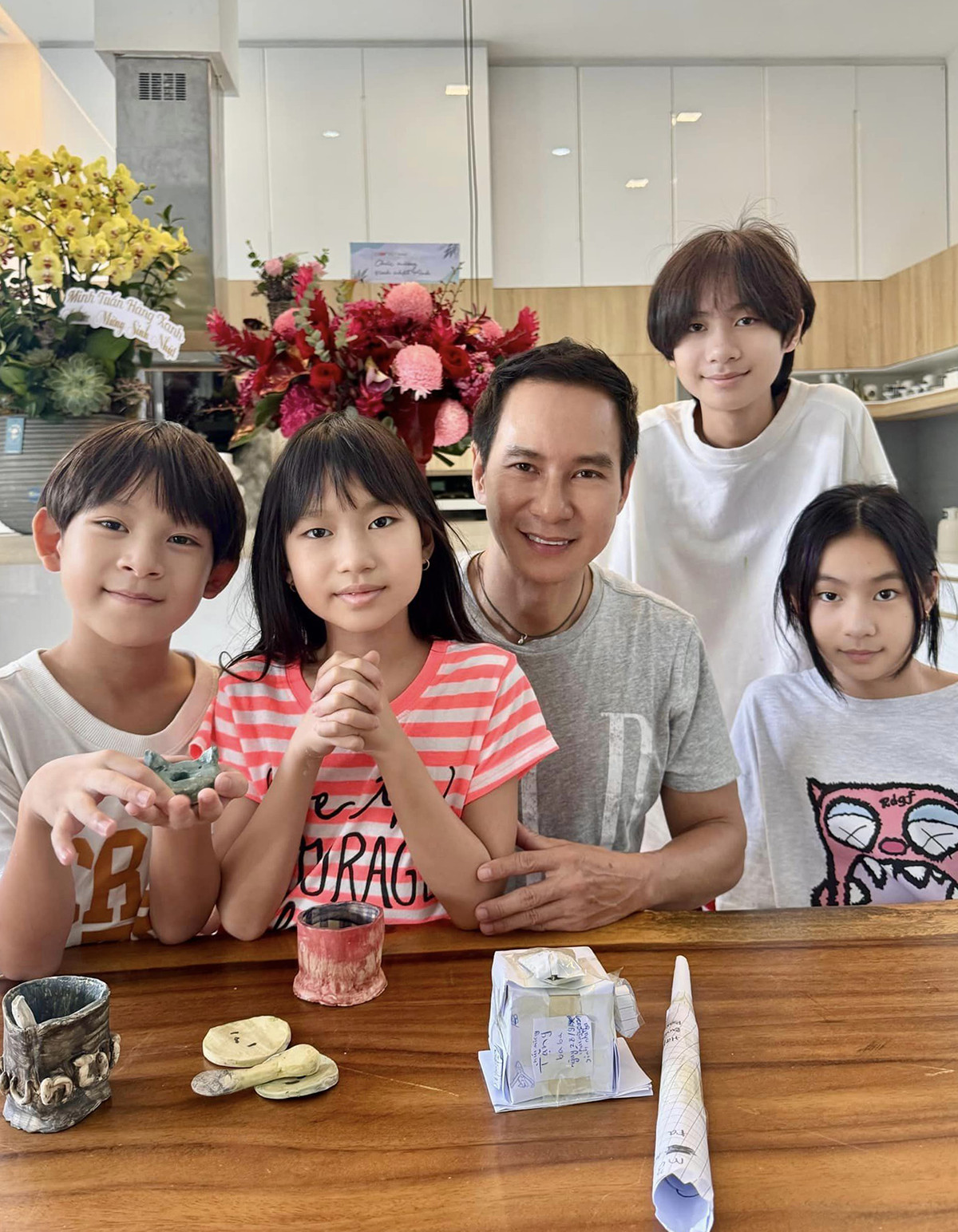 Sao Việt 2/10: Vợ NSND Công Lý trẻ đẹp sau thẩm mỹ, Mai Ngọc thăng hạng nhan sắc - 2