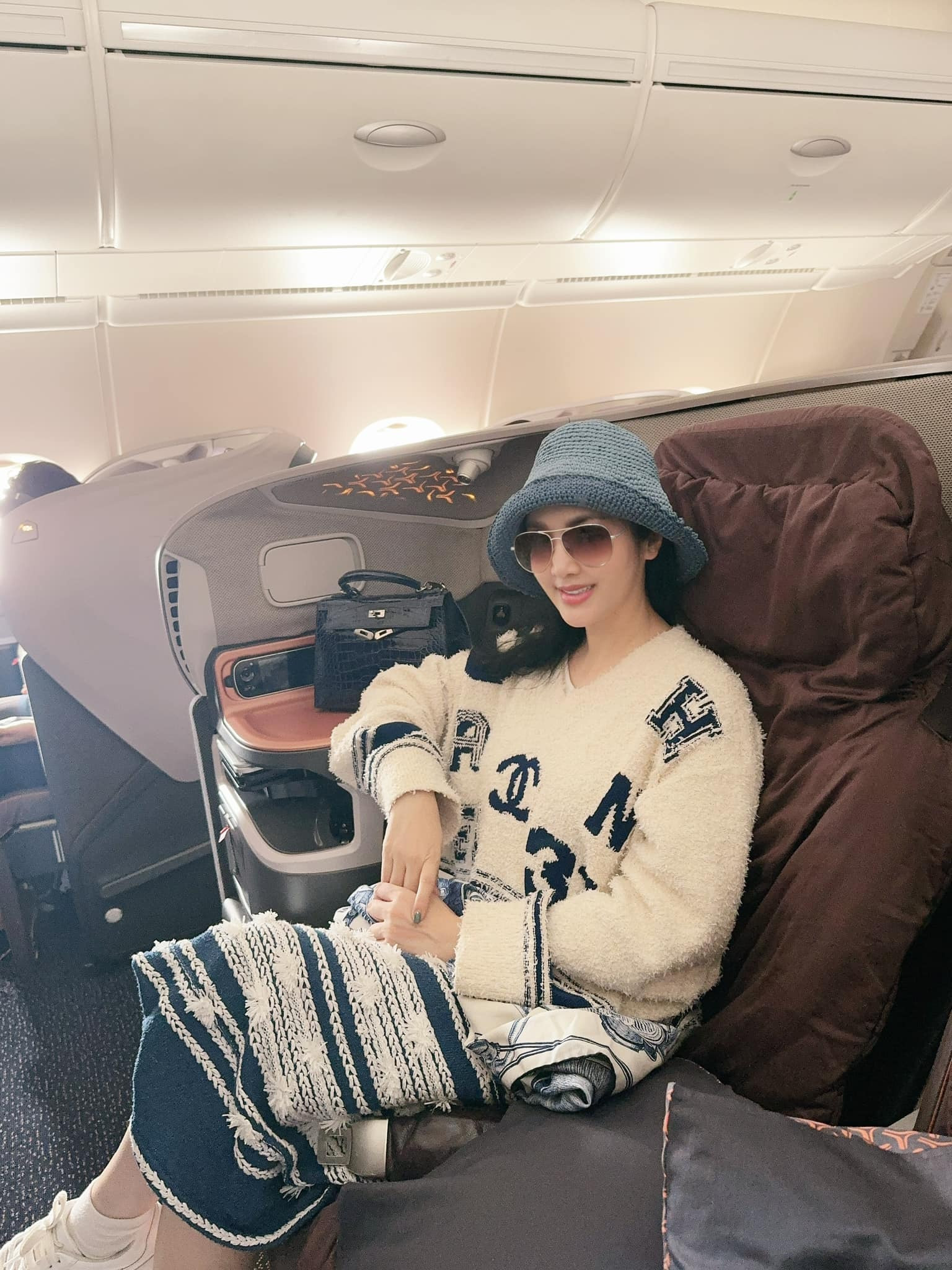 Sao Việt 3/10: Mai Phương Thúy trẻ trung với tóc ngắn, NSND Thu Quế đón tuổi mới - 10