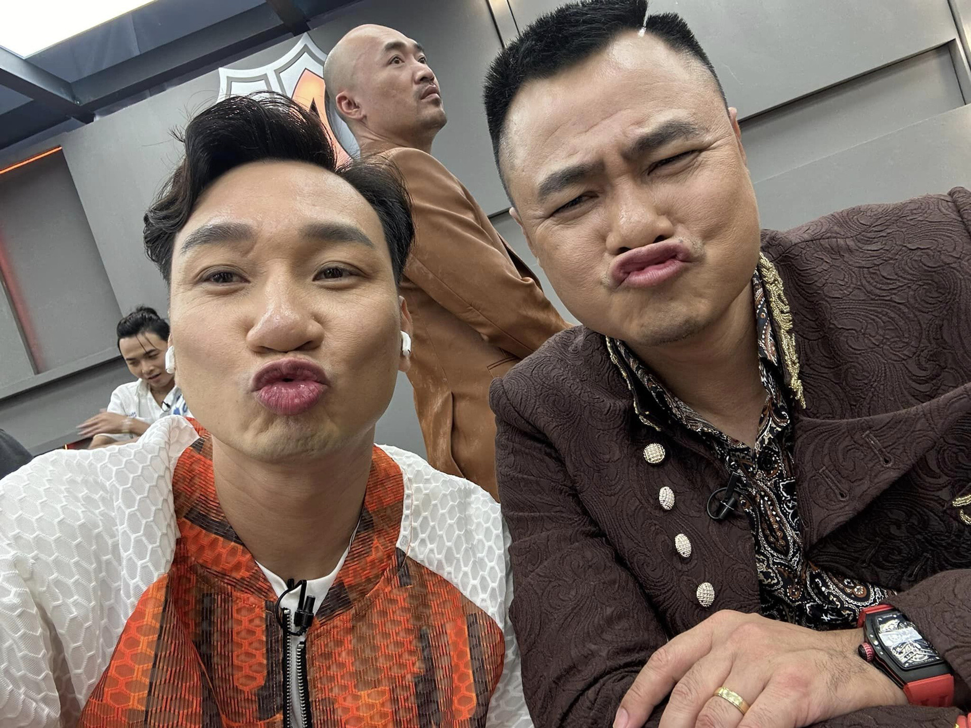 Sao Việt 5/10: Lệ Quyên an ủi tình trẻ, Trấn Thành diện đồng phục học sinh - 5