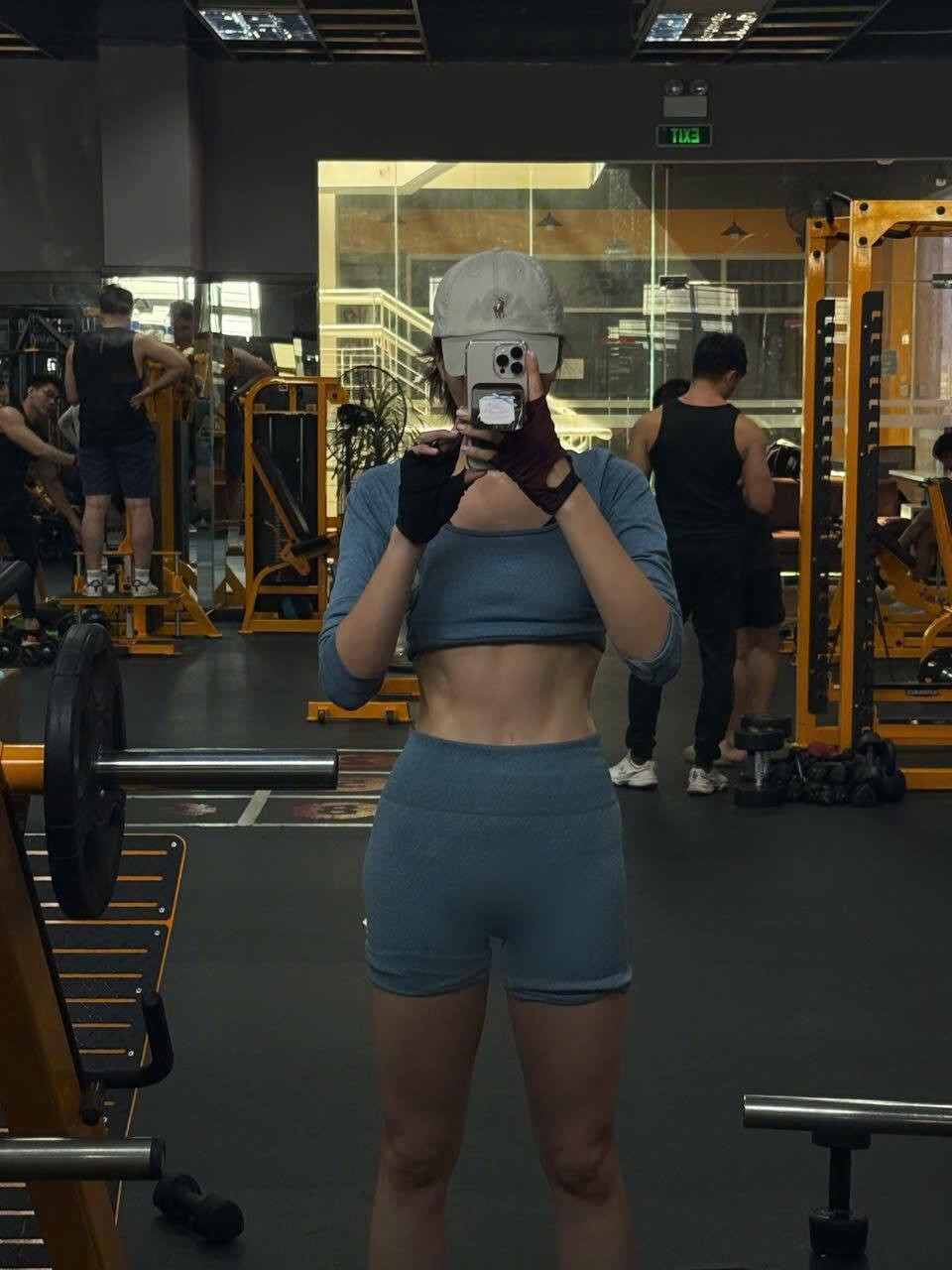 Sao Việt 5/10: Lệ Quyên an ủi tình trẻ, Trấn Thành diện đồng phục học sinh - 2