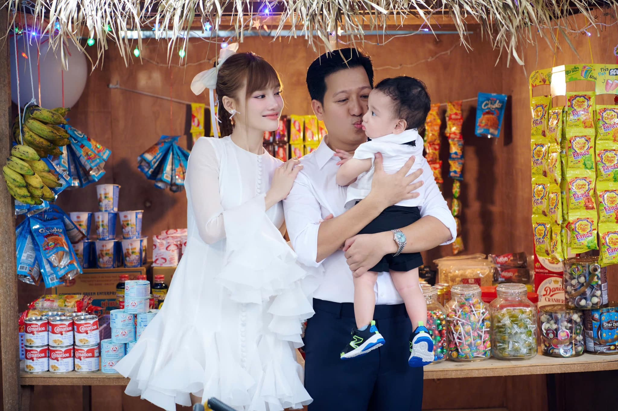 Sao Việt 7/10: Con trai Trường Giang tròn 1 tuổi, Midu đón sinh nhật bên chồng - 1