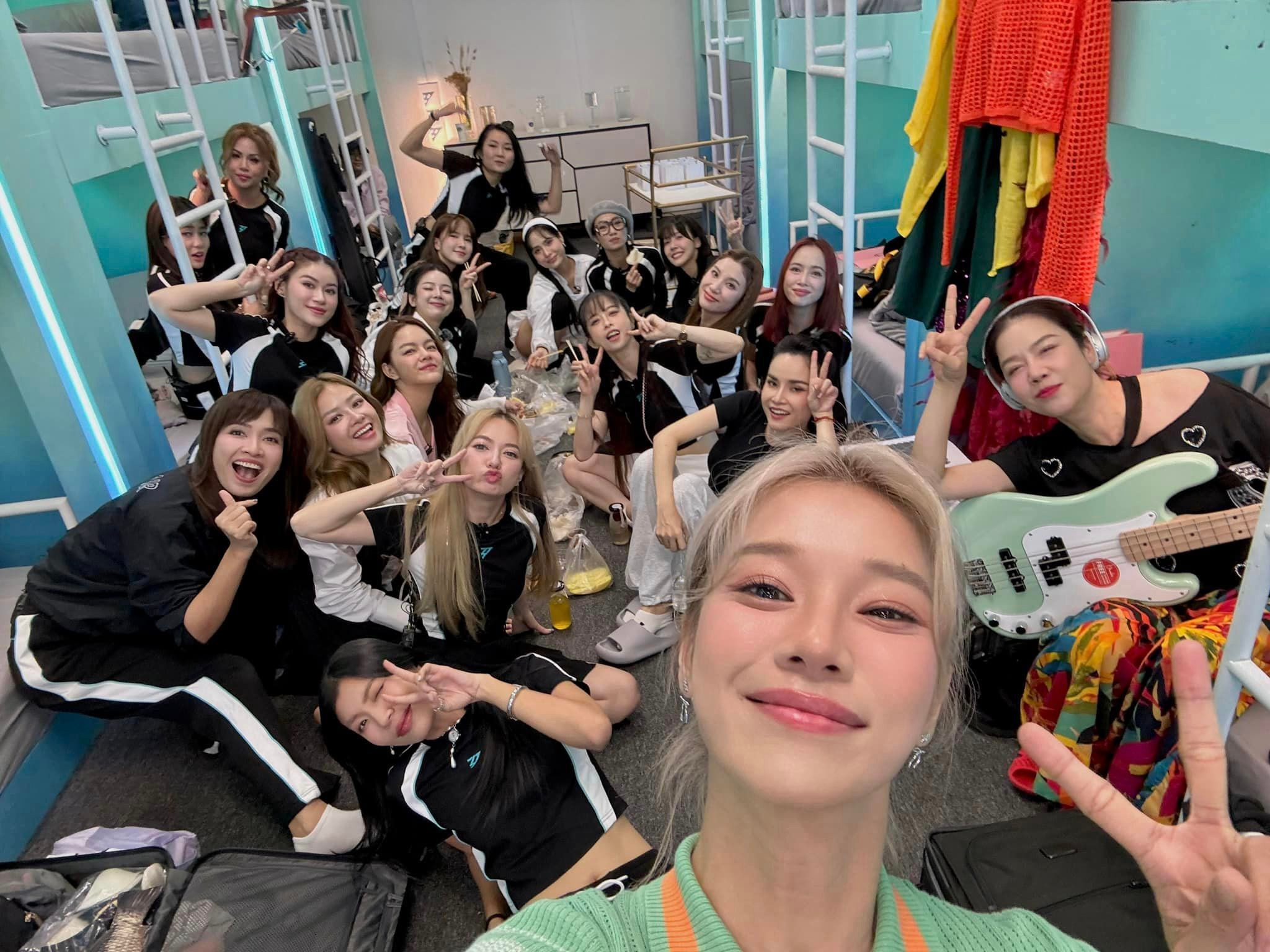 Sao Việt 8/10: Đỗ Mỹ Linh đẹp mặn mà, con trai Jennifer Phạm cao lớn ở tuổi 16 - 11