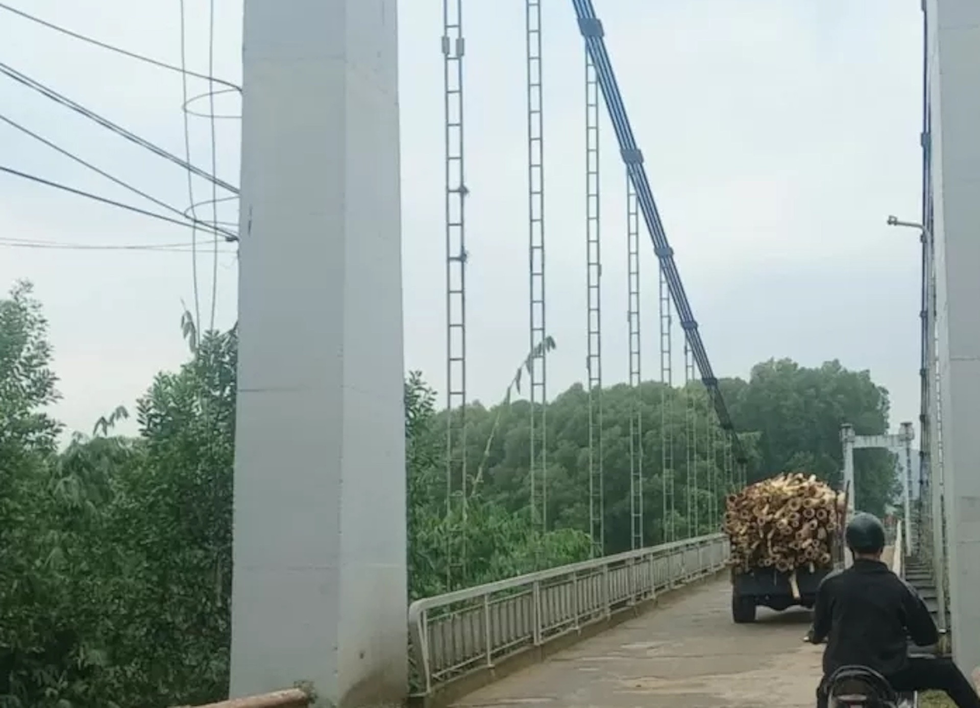 Thấp thỏm đi trên những cây cầu 'chờ sập' ở Huế - Quảng Bình mùa mưa lũ - 8