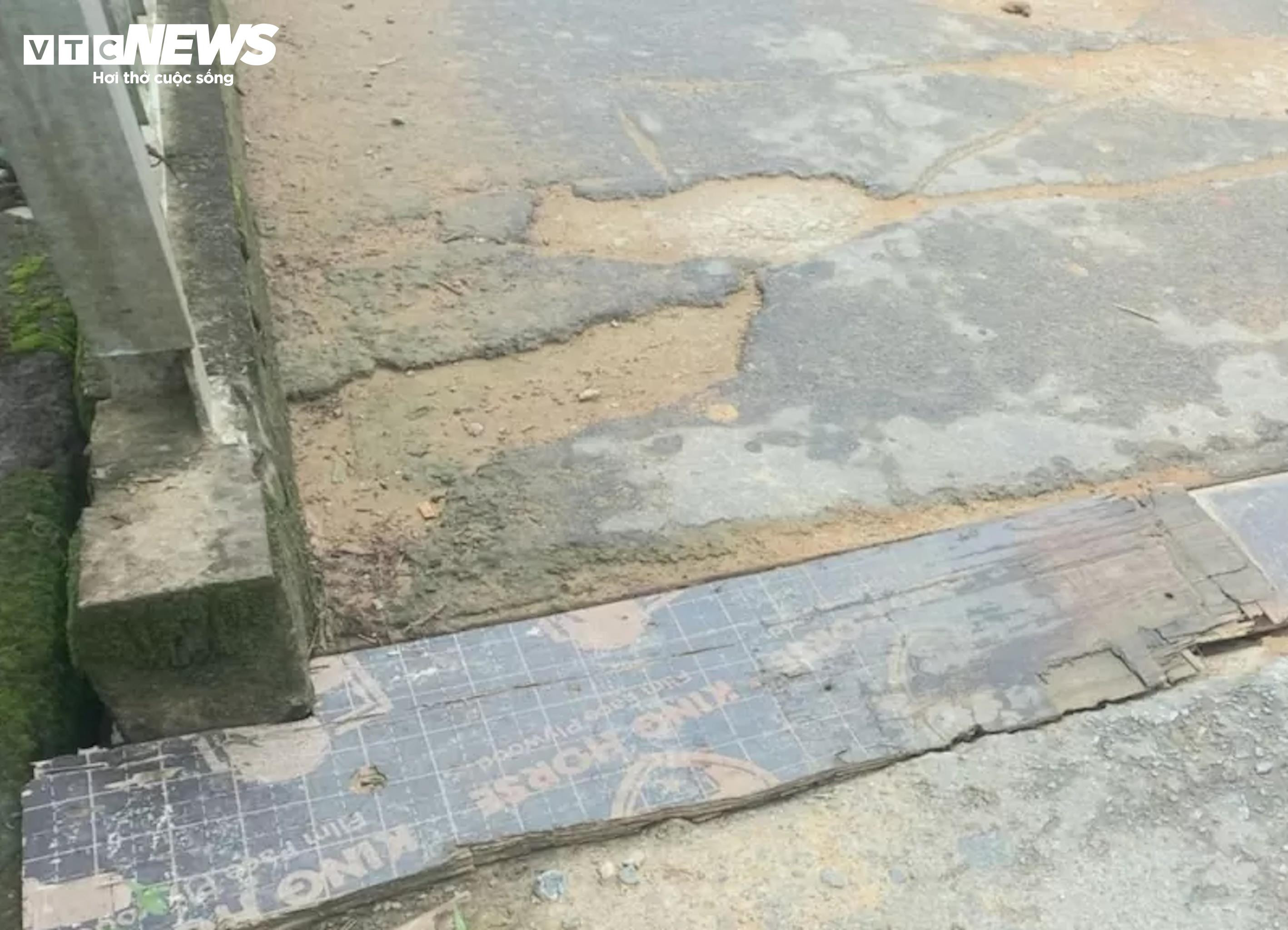 Thấp thỏm đi trên những cây cầu 'chờ sập' ở Huế - Quảng Bình mùa mưa lũ - 10