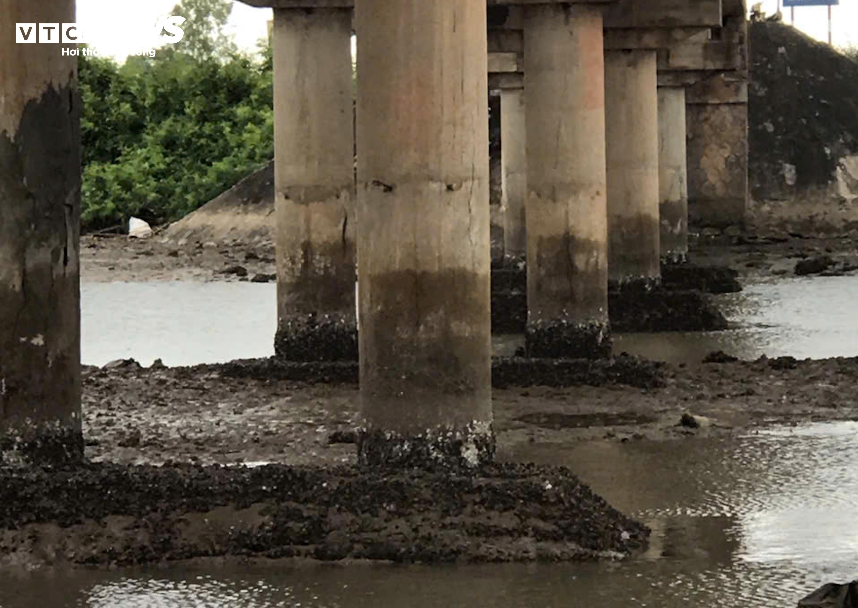 Thấp thỏm đi trên những cây cầu 'chờ sập' ở Huế - Quảng Bình mùa mưa lũ - 13