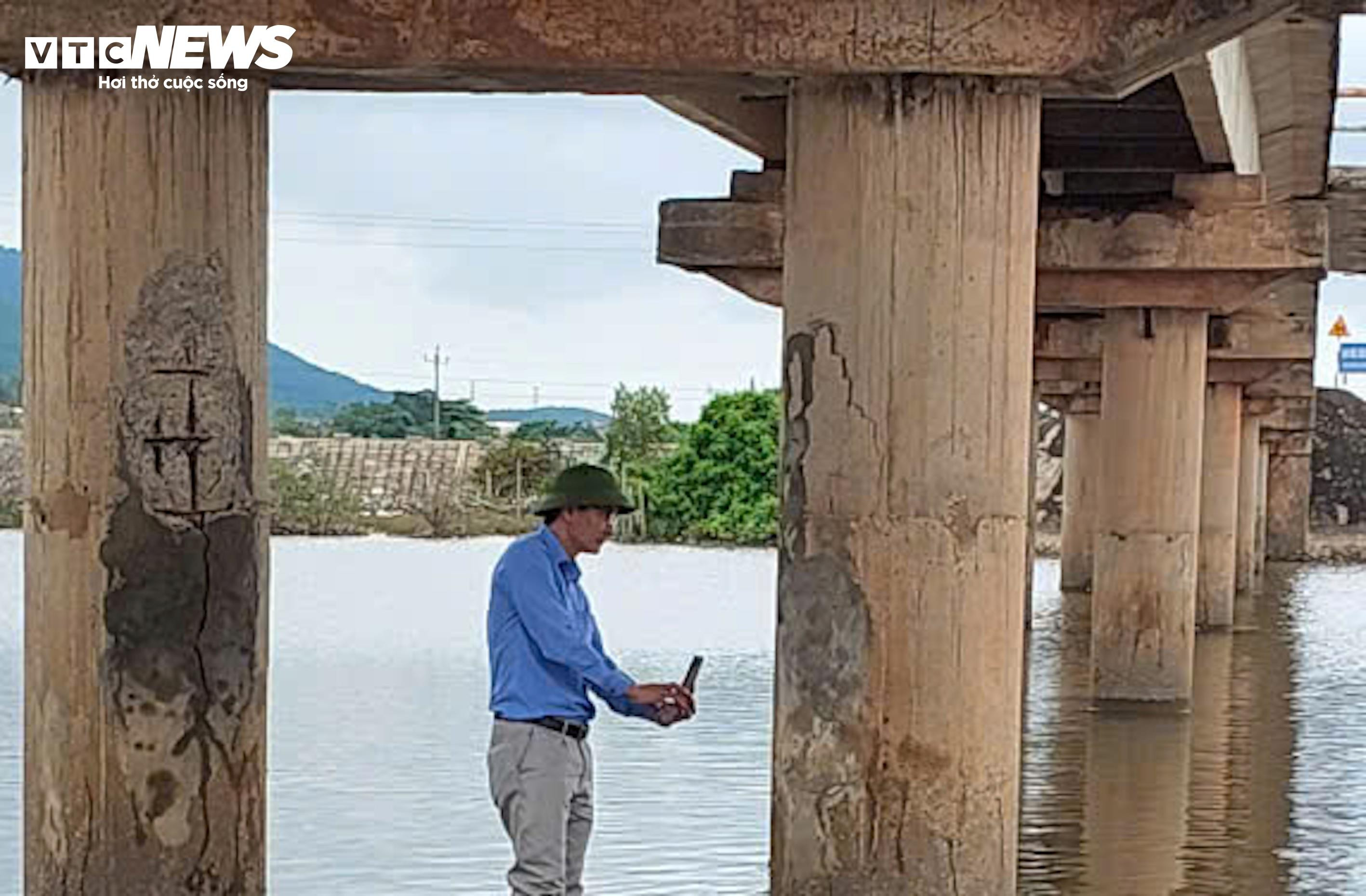 Thấp thỏm đi trên những cây cầu 'chờ sập' ở Huế - Quảng Bình mùa mưa lũ - 14