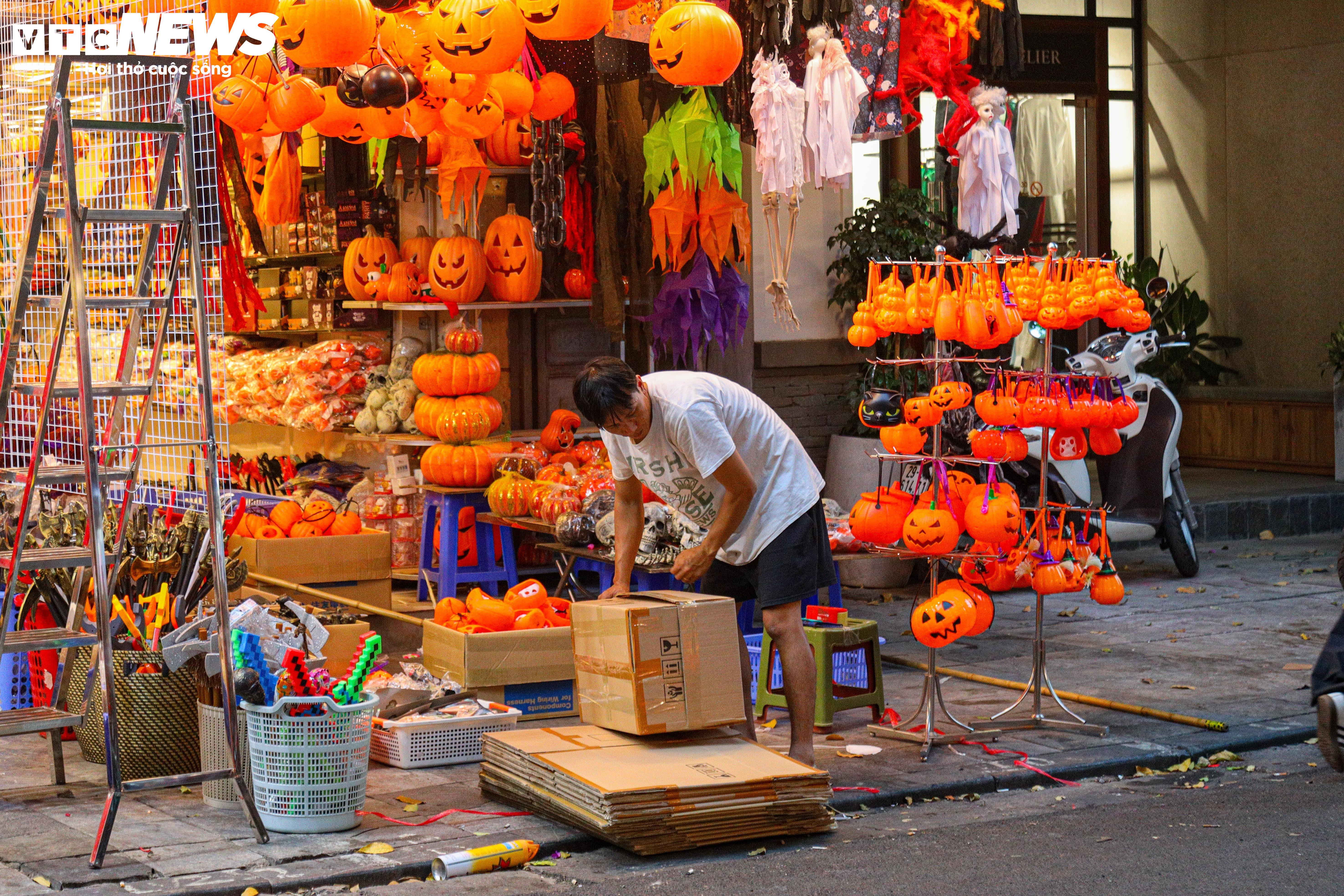 Đồ chơi Halloween ngập tràn, phố cổ Hà Nội trở nên ma mị - 22