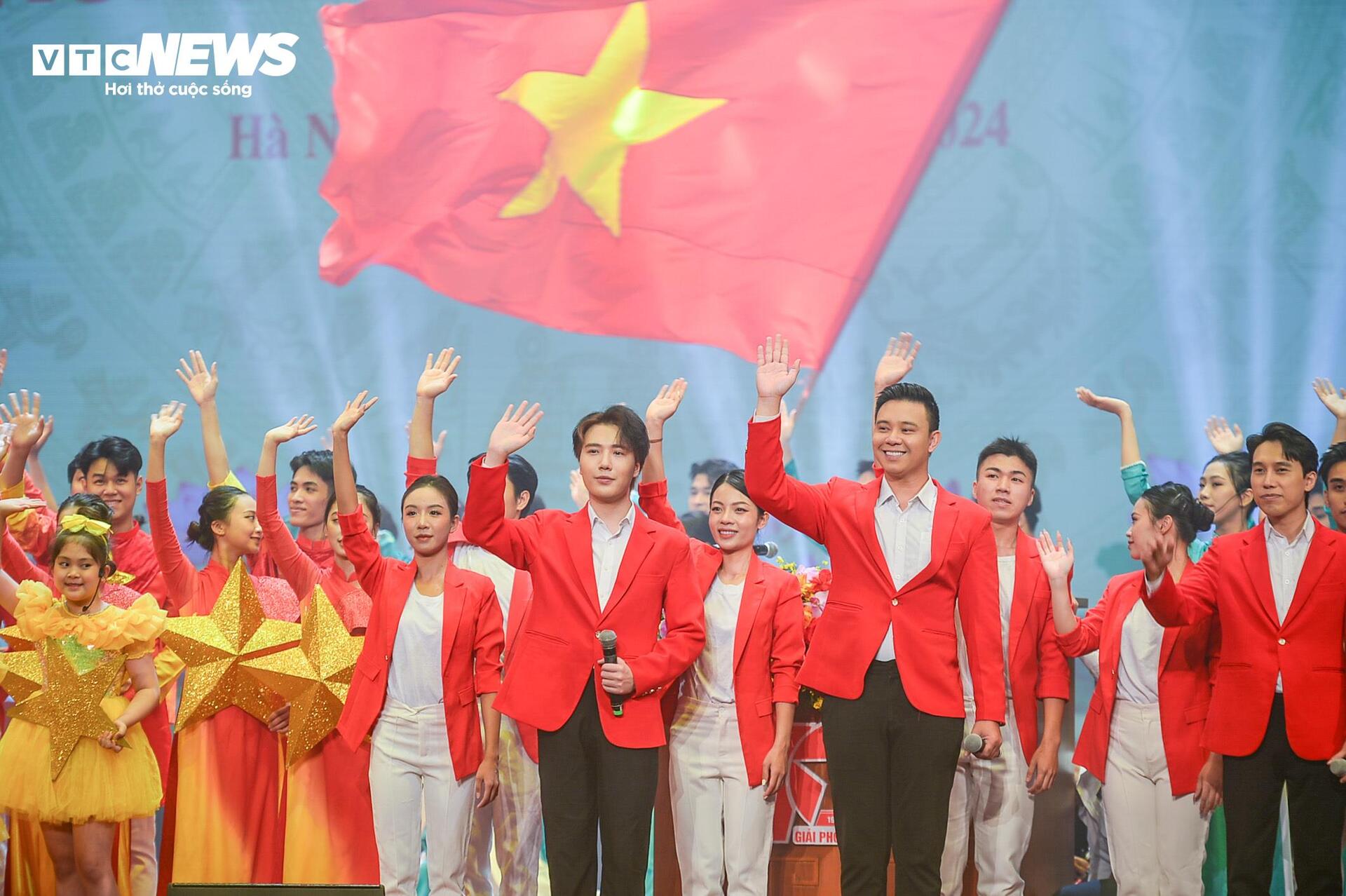 Tổng Bí thư, Chủ tịch nước Tô Lâm dự Lễ kỷ niệm 70 năm Ngày Giải phóng Thủ đô - 14