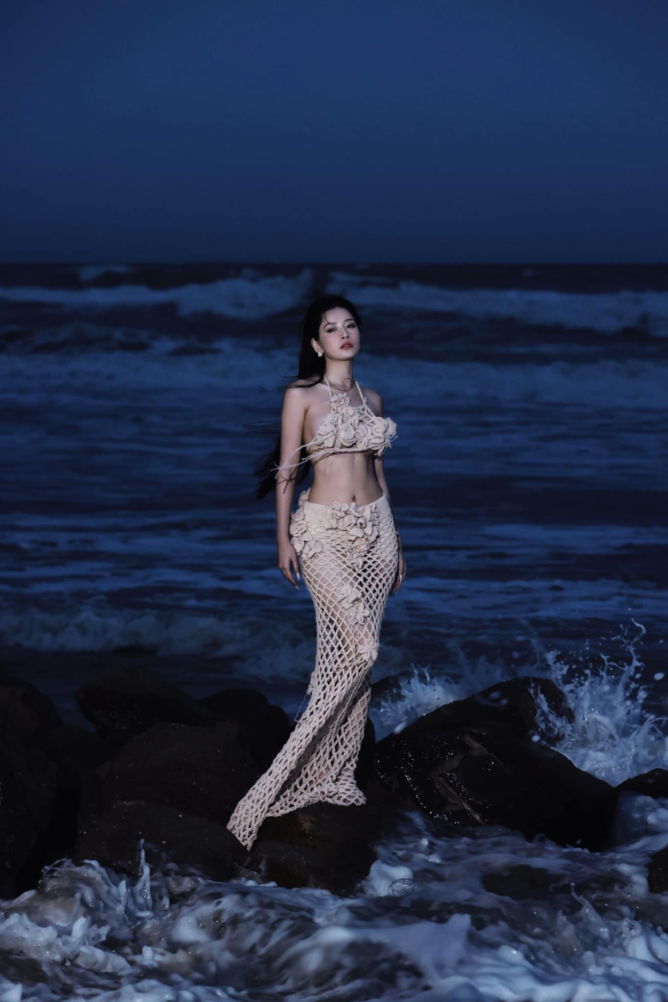 Sao Việt 13/10: Chi Pu gợi cảm, Phan Hiển nói ngôn tình với bà xã Khánh Thi - 2