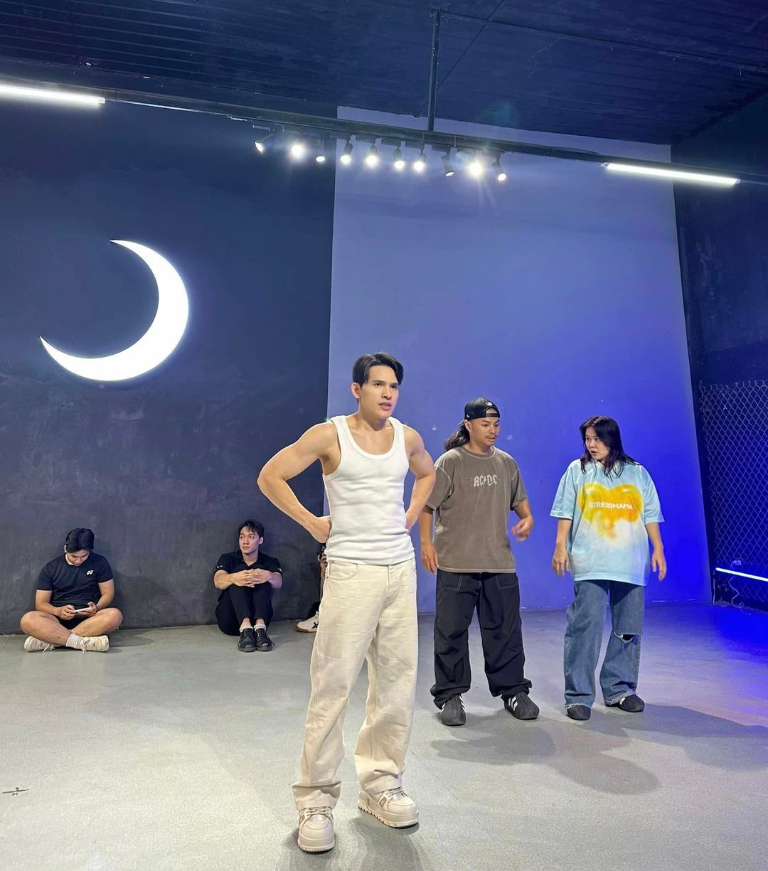 Sao Việt 13/10: Chi Pu gợi cảm, Phan Hiển nói ngôn tình với bà xã Khánh Thi - 14