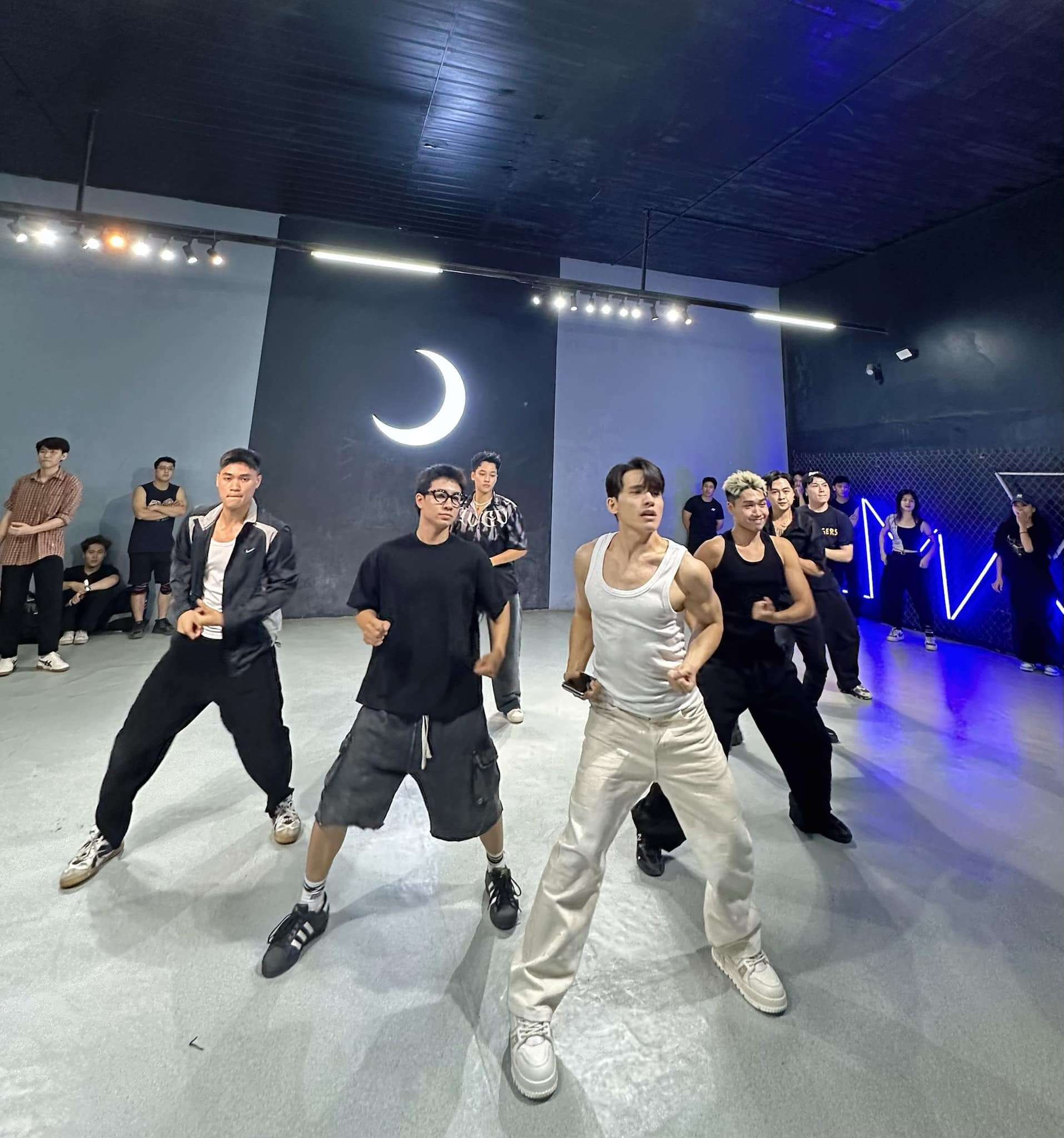 Sao Việt 13/10: Chi Pu gợi cảm, Phan Hiển nói ngôn tình với bà xã Khánh Thi - 13