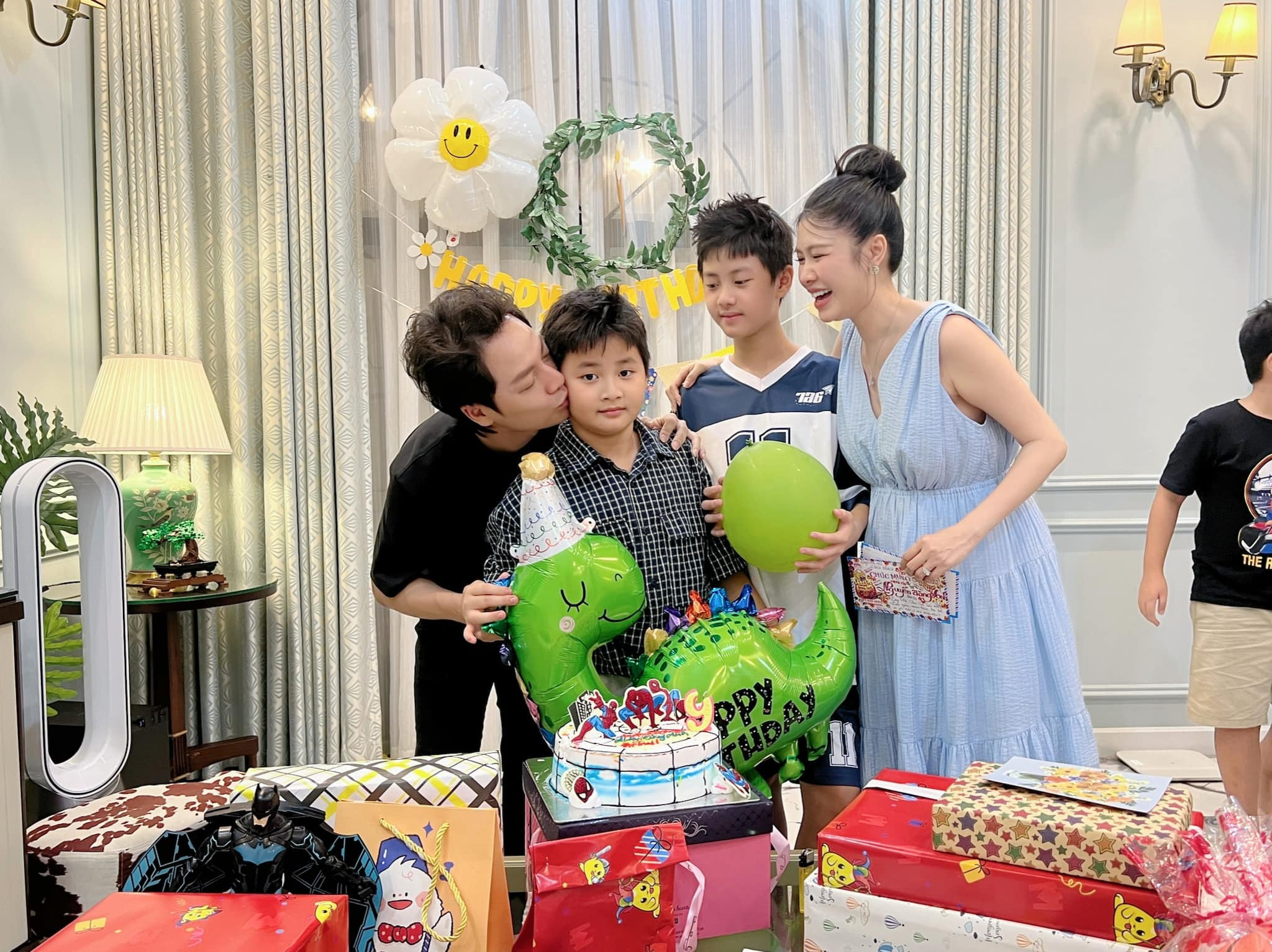 Sao Việt 13/10: Chi Pu gợi cảm, Phan Hiển nói ngôn tình với bà xã Khánh Thi - 6