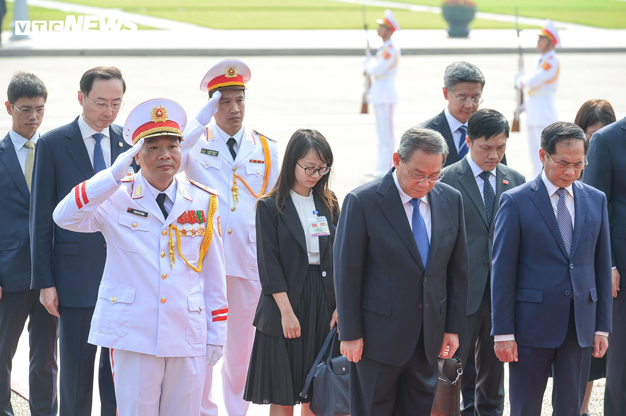 Thủ tướng Trung Quốc Lý Cường vào Lăng viếng Chủ tịch Hồ Chí Minh - 7