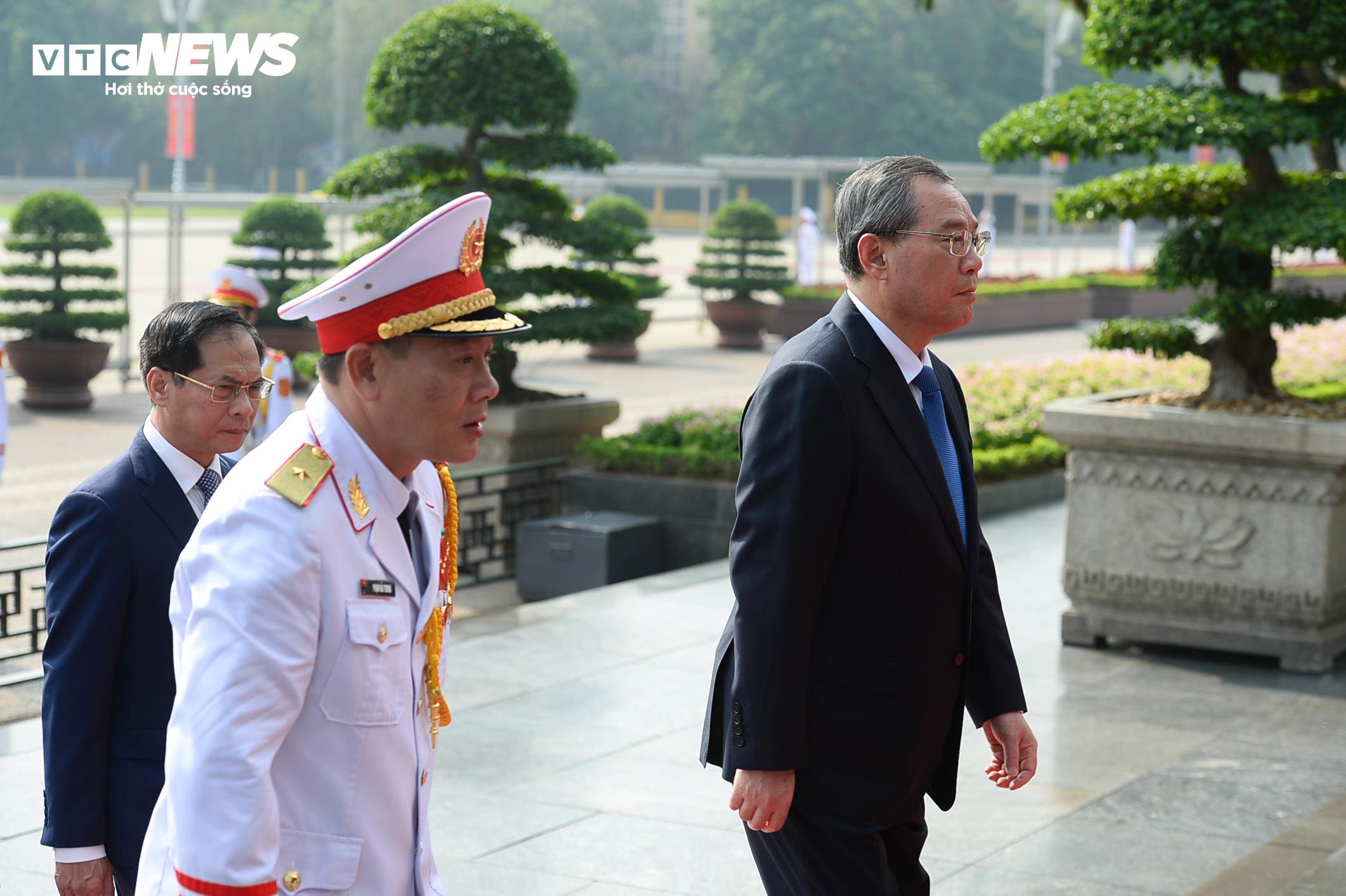 Thủ tướng Trung Quốc Lý Cường vào Lăng viếng Chủ tịch Hồ Chí Minh - 9