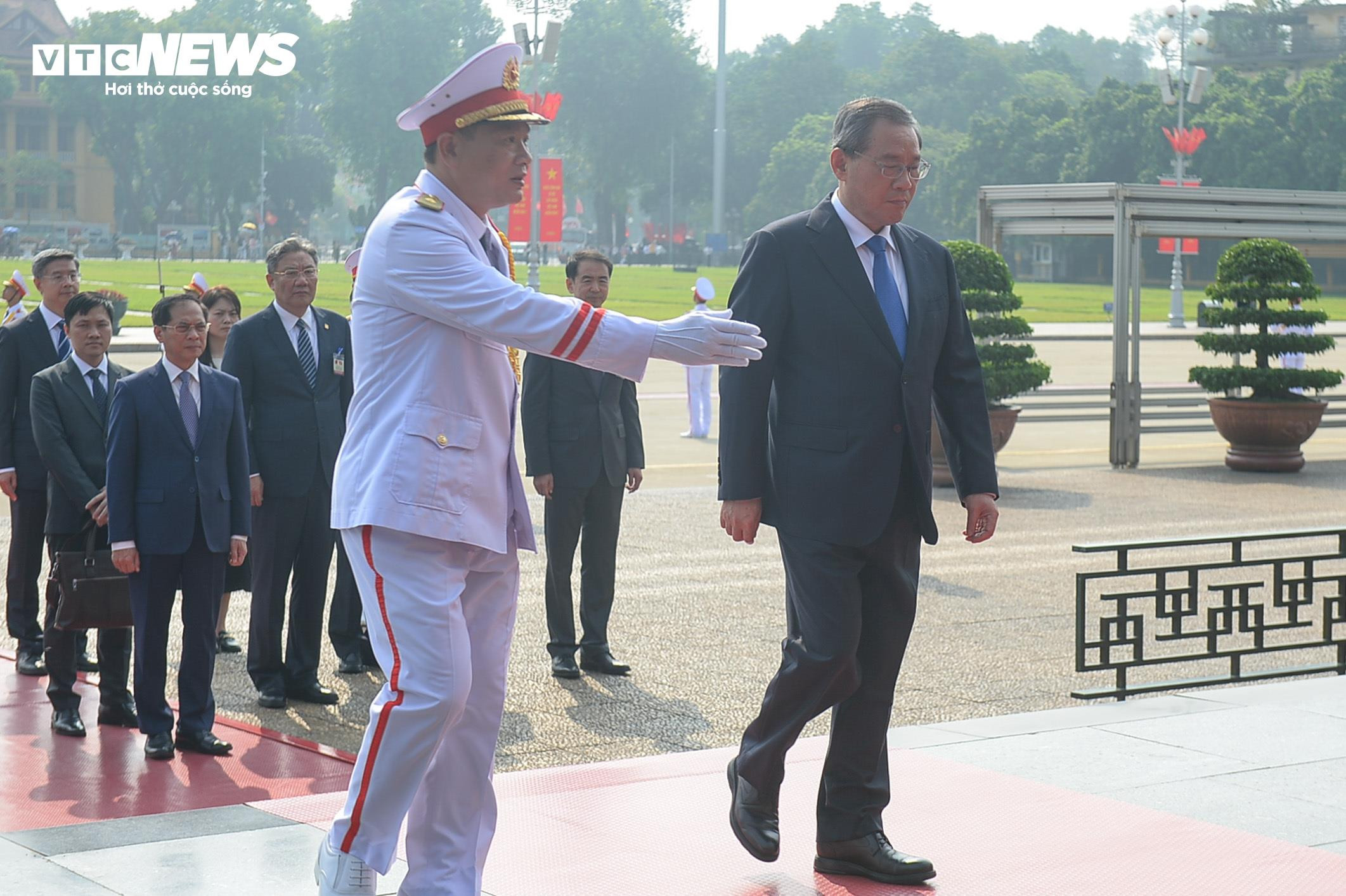 Thủ tướng Trung Quốc Lý Cường vào Lăng viếng Chủ tịch Hồ Chí Minh - 3