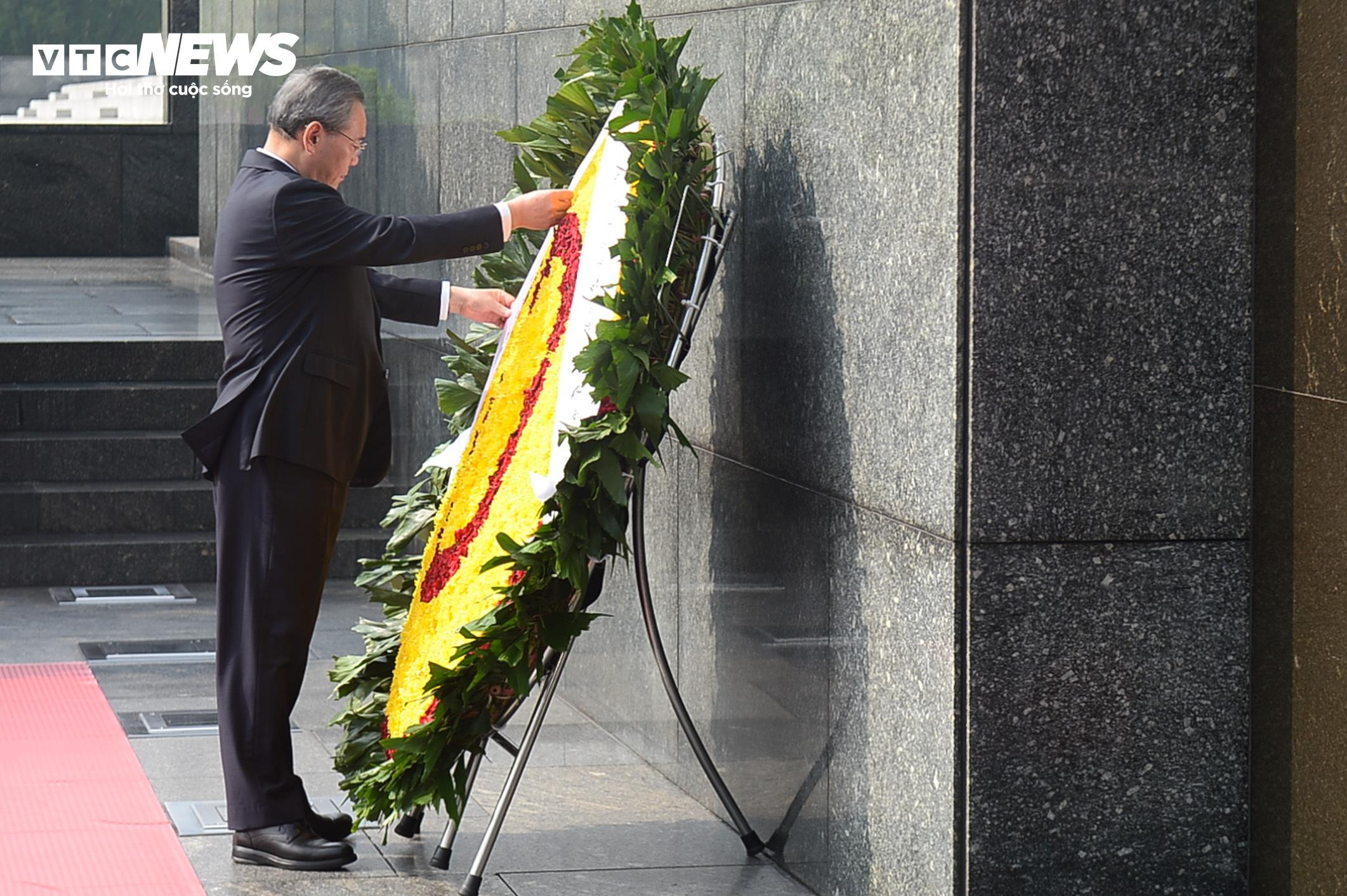 Thủ tướng Trung Quốc Lý Cường vào Lăng viếng Chủ tịch Hồ Chí Minh - 4