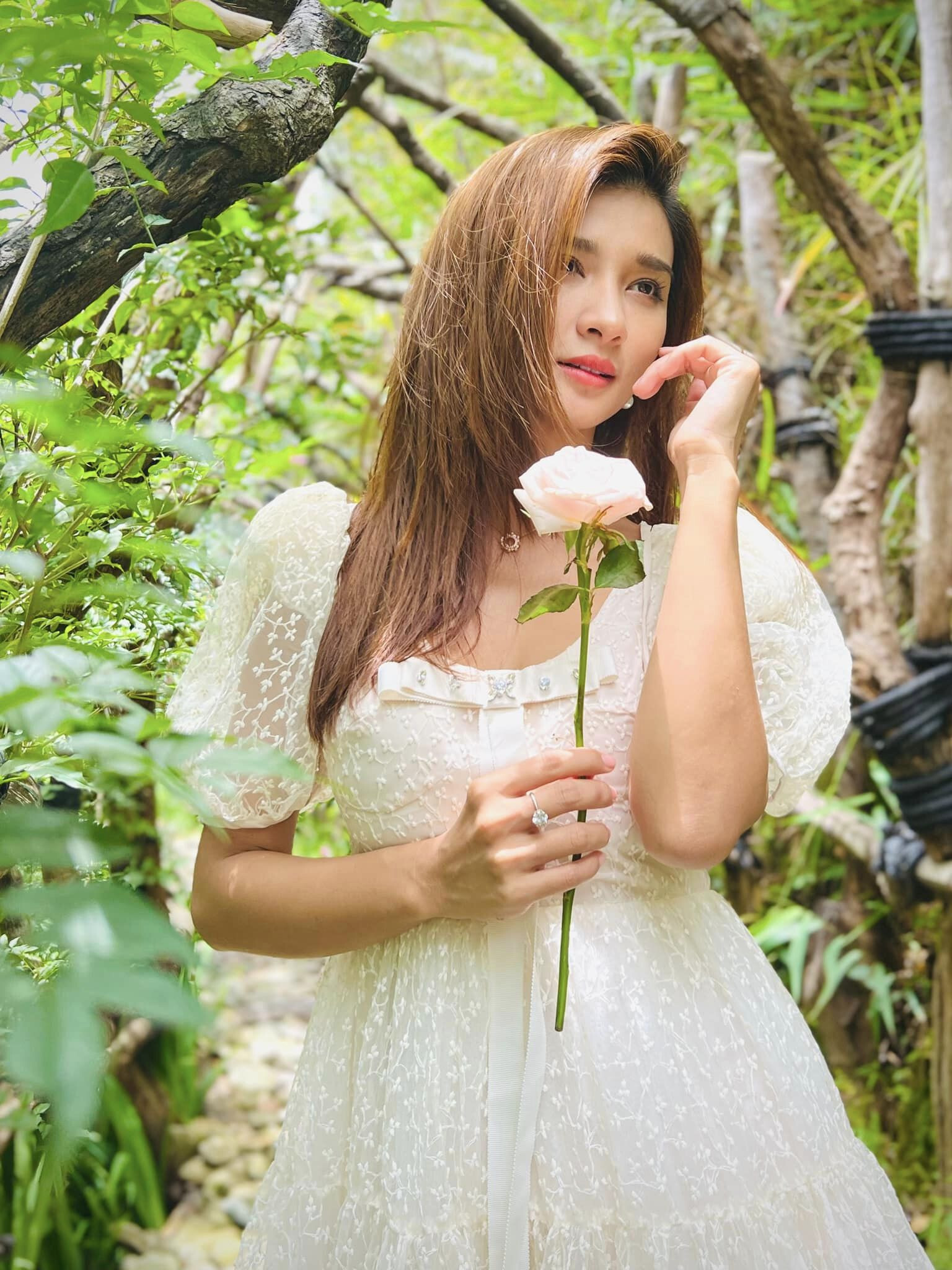 Sao Việt 18/10: Hồ Quỳnh Hương đón tuổi mới, Đỗ Thị Hà tươi tắn tập pickleball - 4