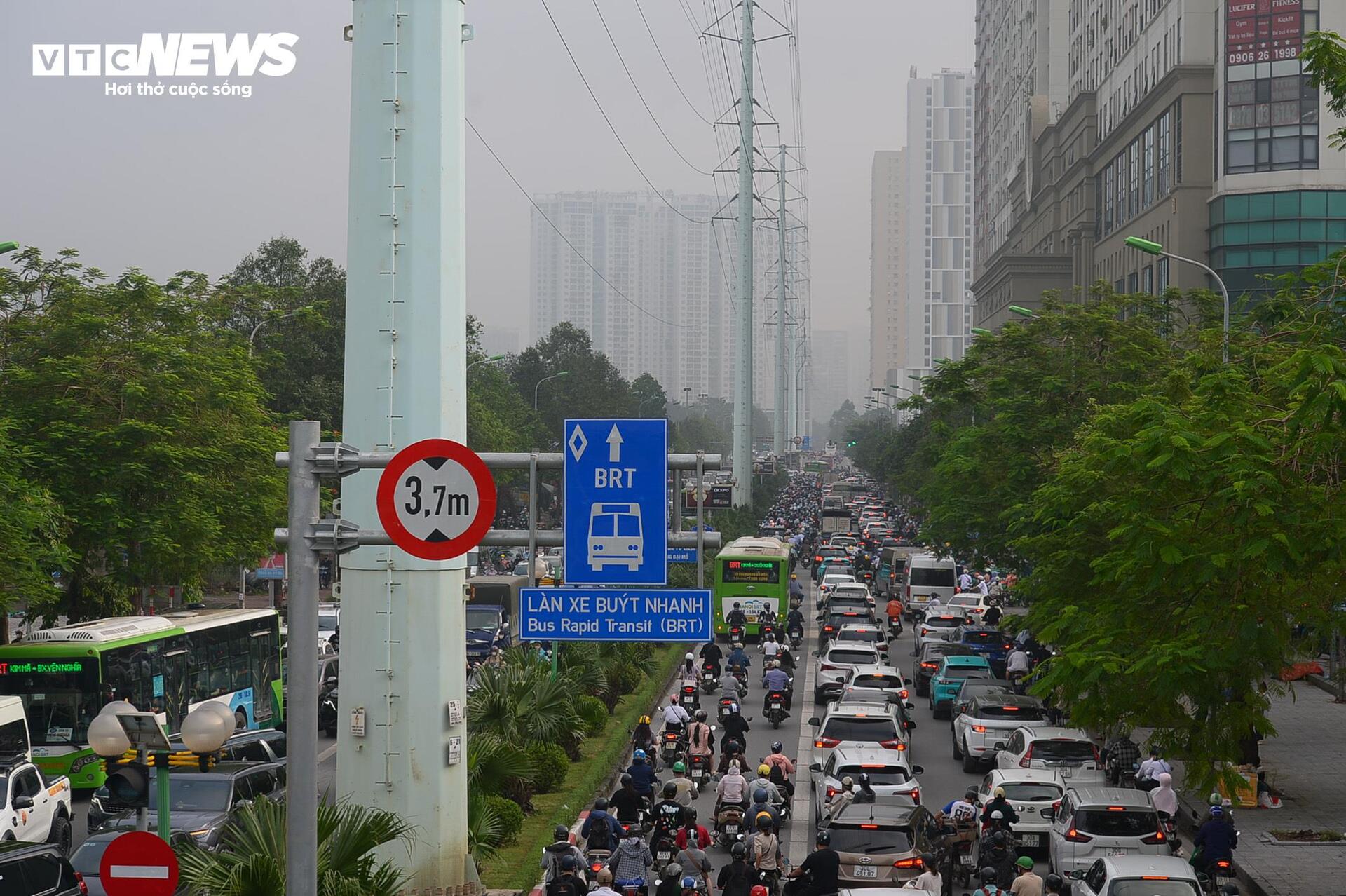 Sương mù dày đặc 'nuốt chửng' nhiều nhà cao tầng Hà Nội - 9