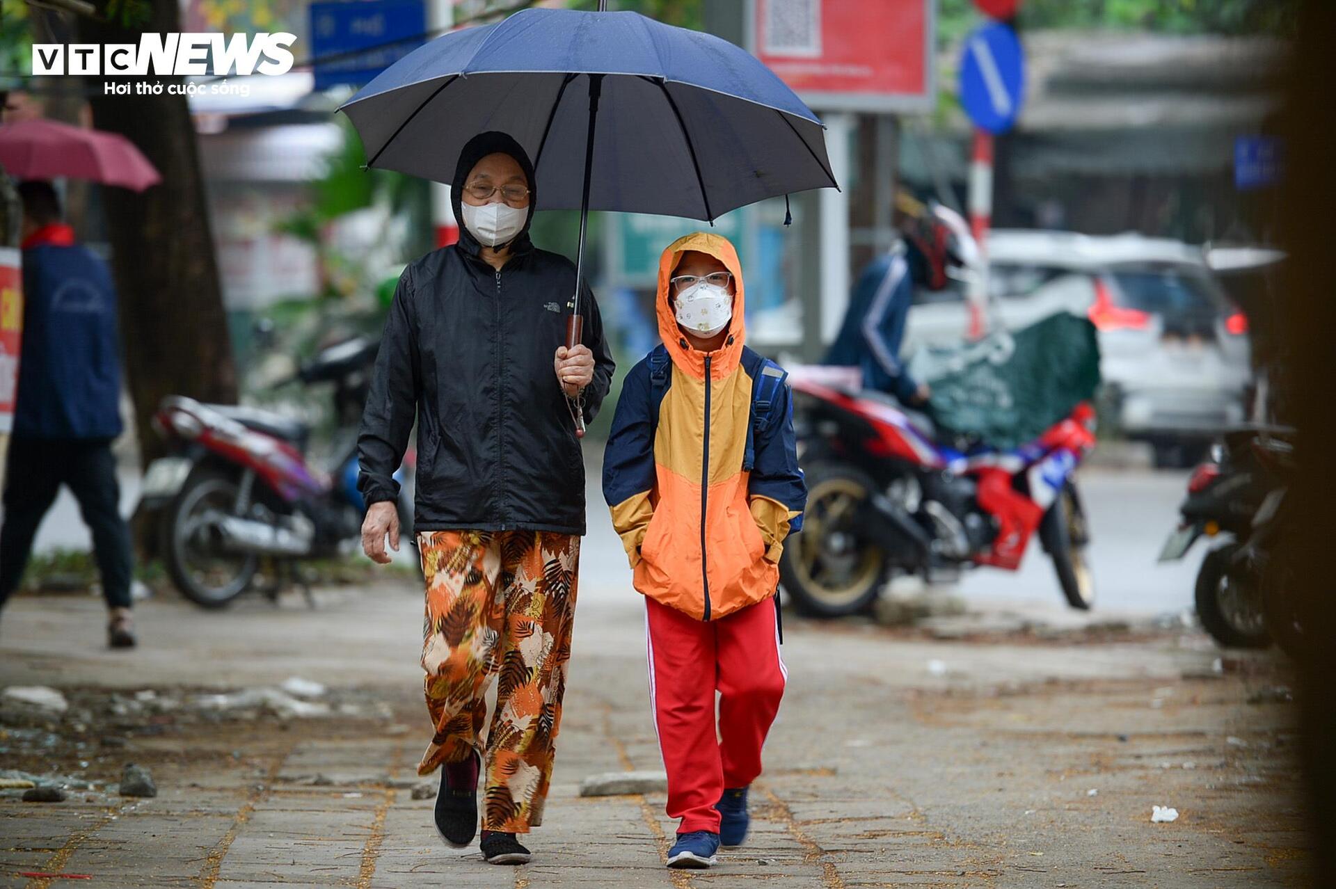 Người Hà Nội quàng khăn, mặc áo ấm đón gió lạnh đầu mùa - 8