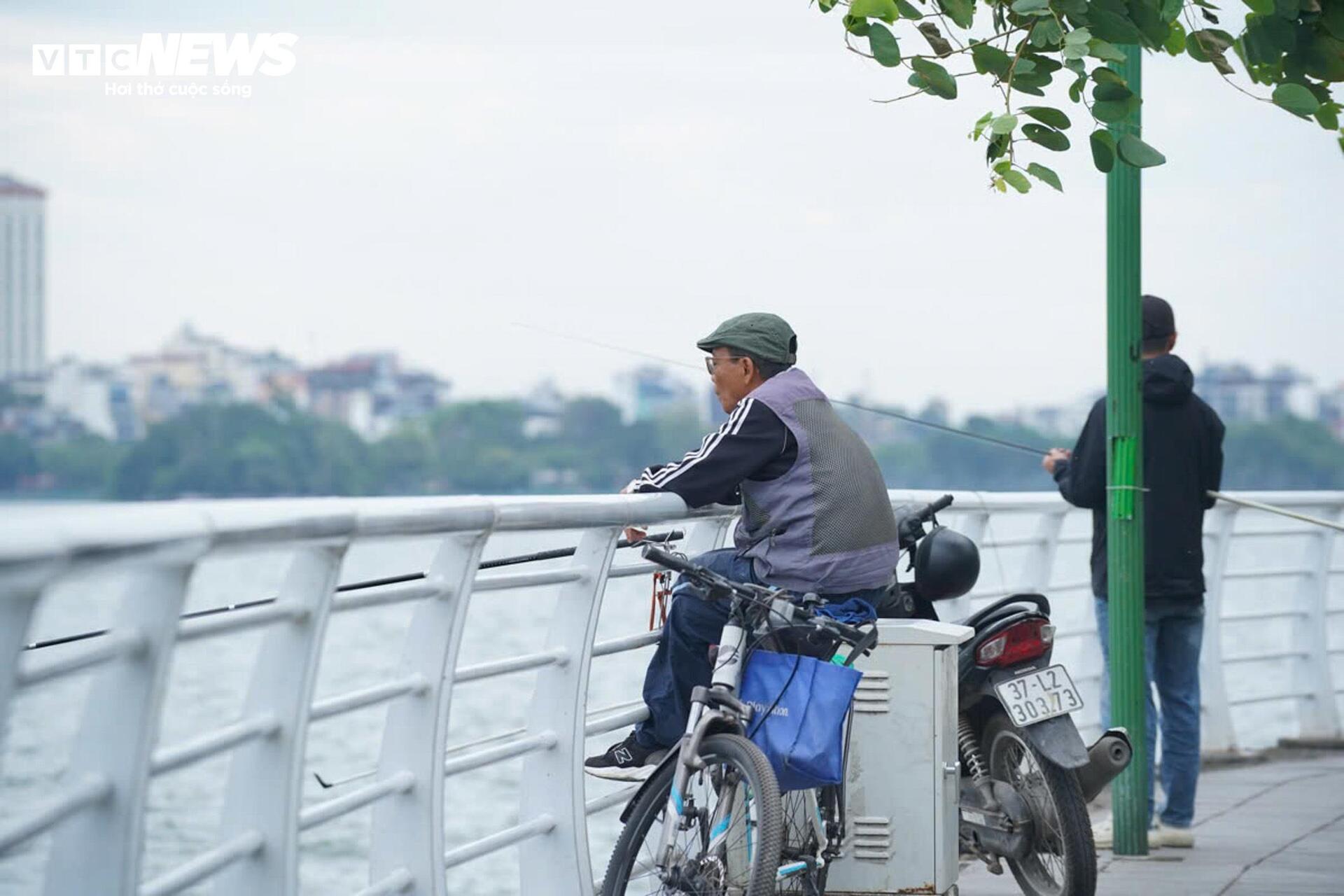 Người Hà Nội quàng khăn, mặc áo ấm đón gió lạnh đầu mùa - 6