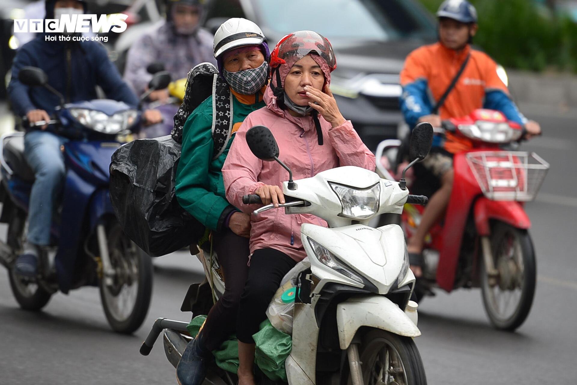 Người Hà Nội quàng khăn, mặc áo ấm đón gió lạnh đầu mùa - 12