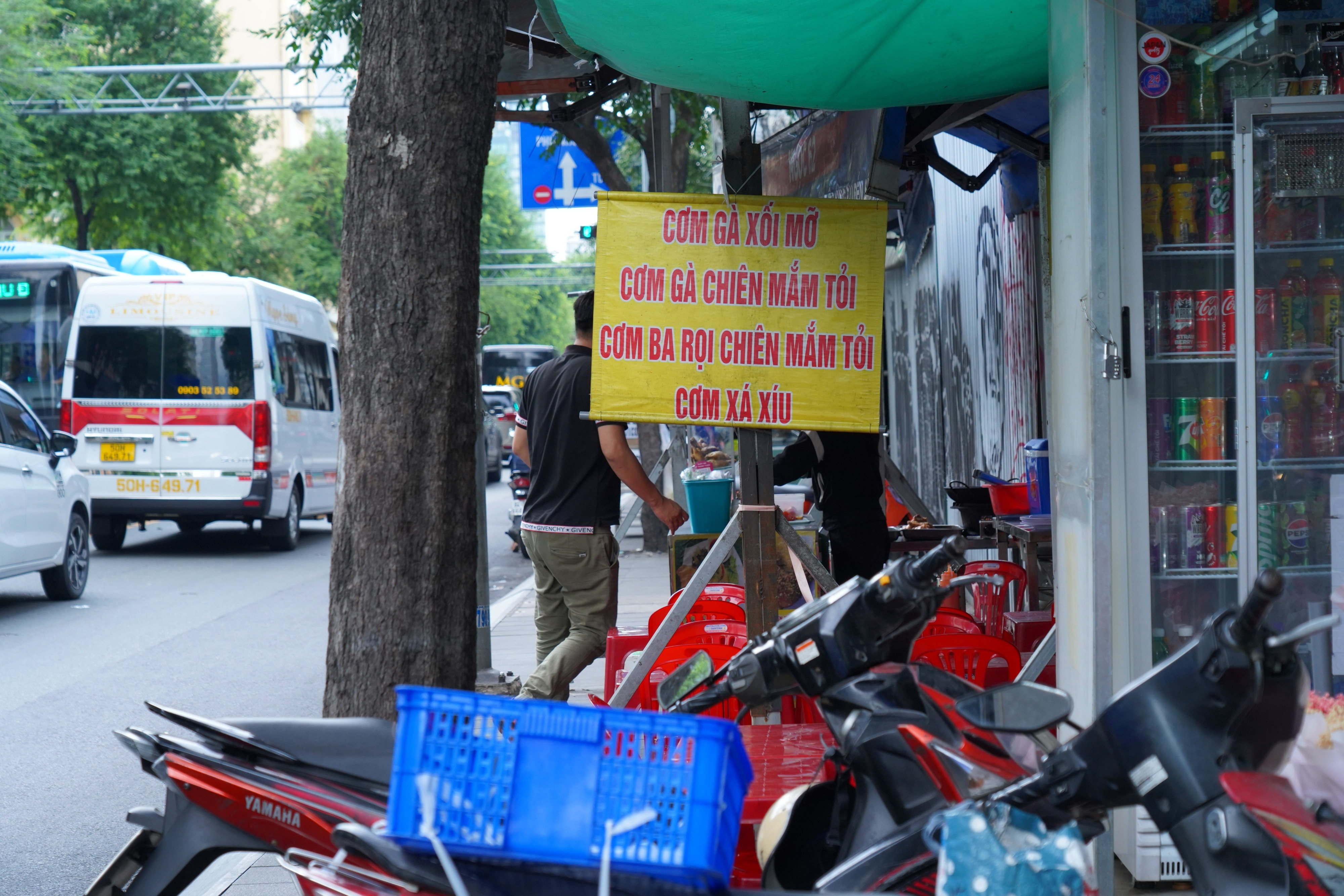 Hiện trạng 41 tuyến đường vừa được TP.HCM bổ sung thí điểm thu phí vỉa hè - 4