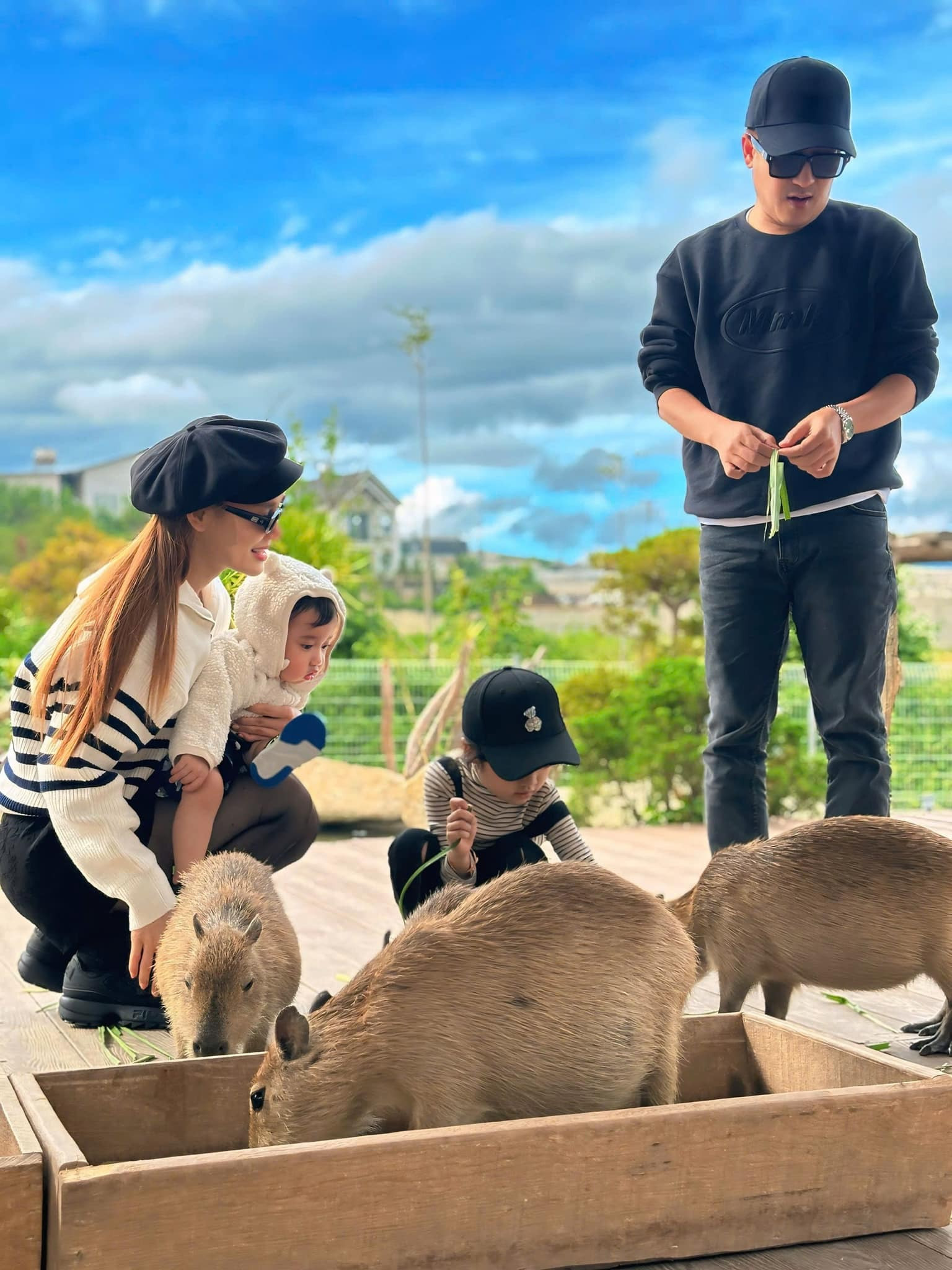 Sao Việt 4/11: Hồ Ngọc Hà tình tứ bên ông xã, Trường Giang khoe tổ ấm hạnh phúc - 2