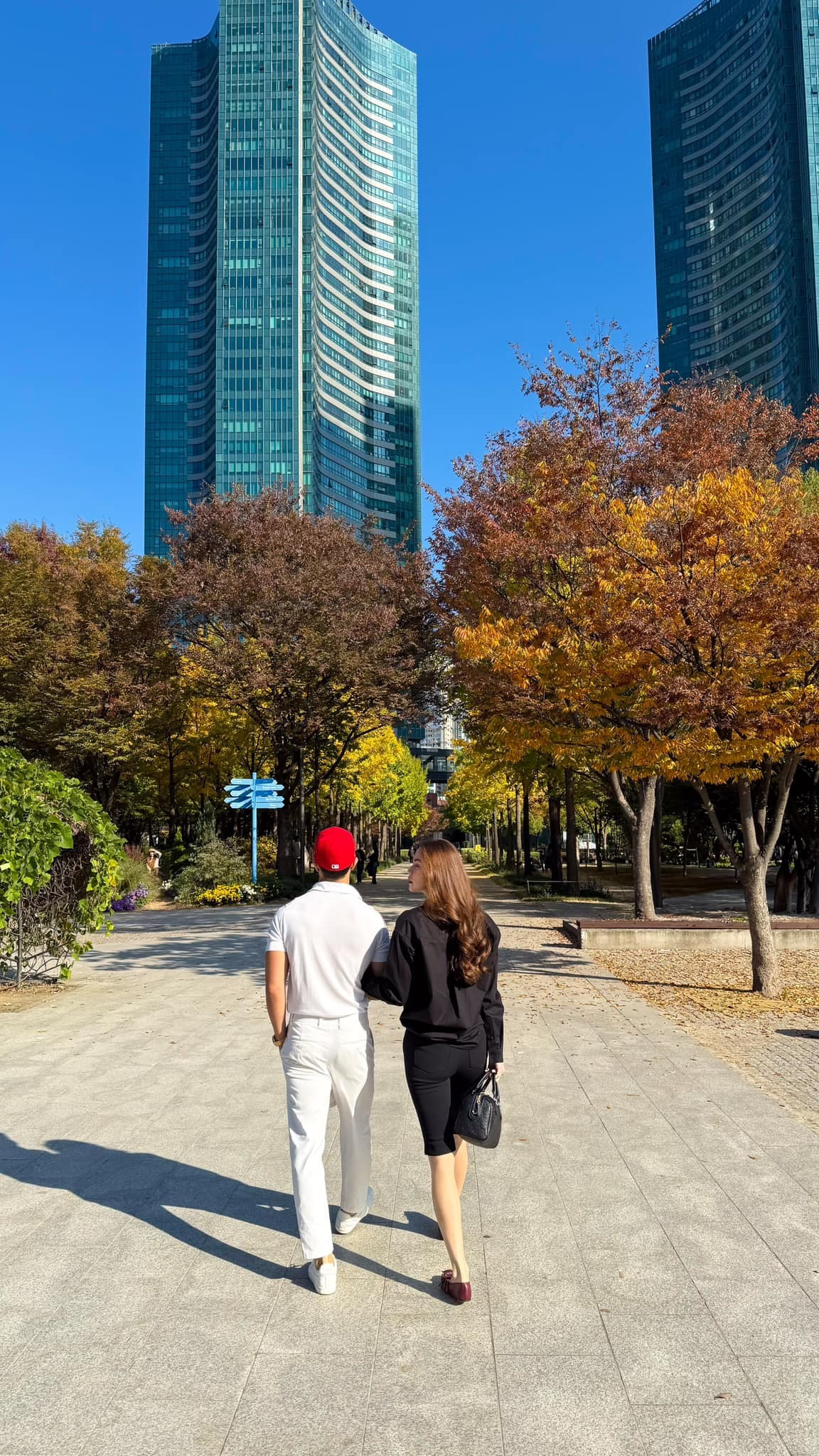 Sao Việt 4/11: Hồ Ngọc Hà tình tứ bên ông xã, Trường Giang khoe tổ ấm hạnh phúc - 3