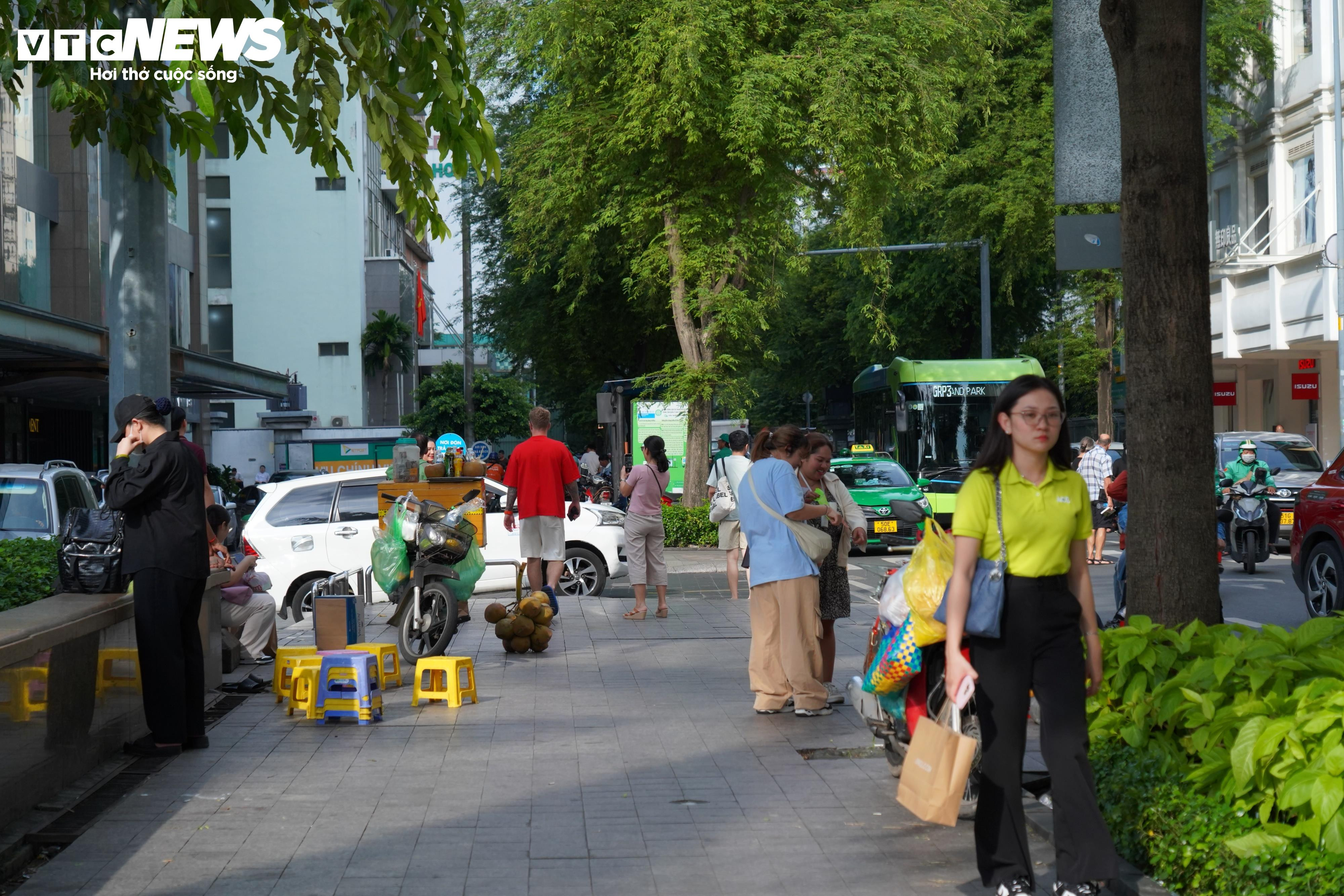 Hiện trạng 41 tuyến đường vừa được TP.HCM bổ sung thí điểm thu phí vỉa hè - 10