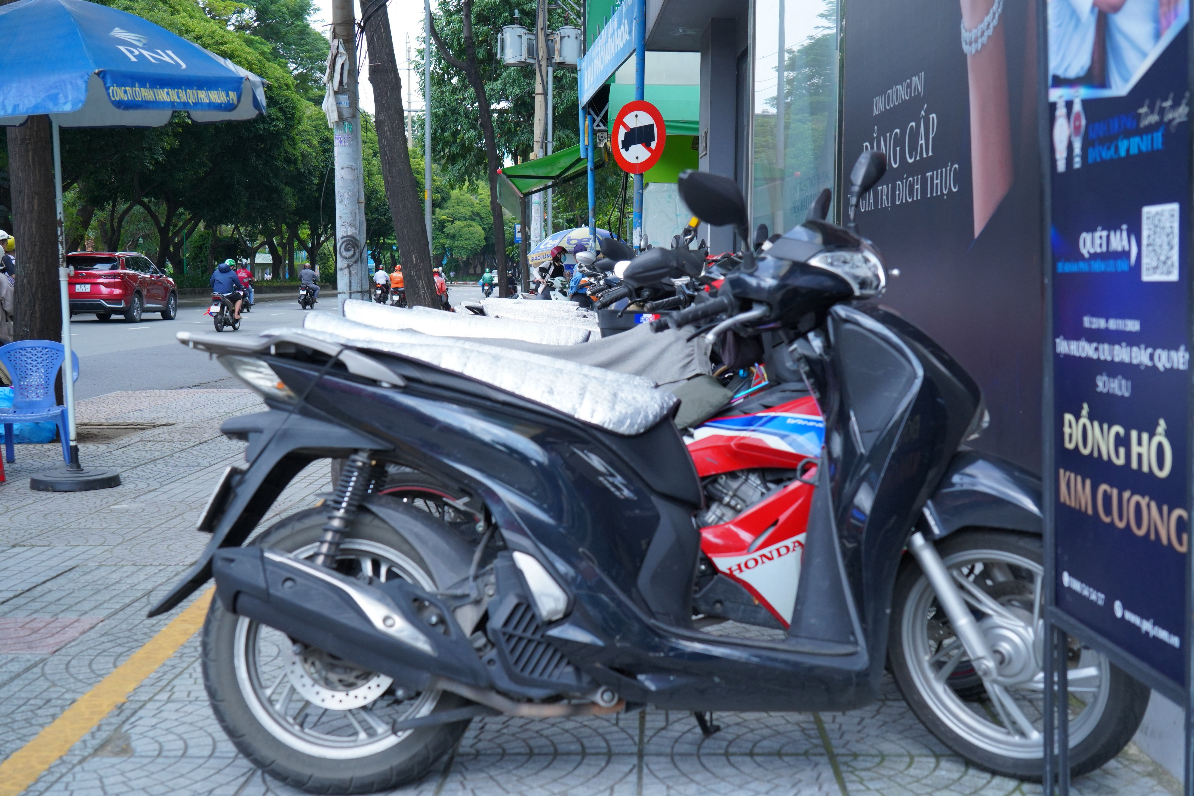 Hiện trạng 41 tuyến đường vừa được TP.HCM bổ sung thí điểm thu phí vỉa hè - 13