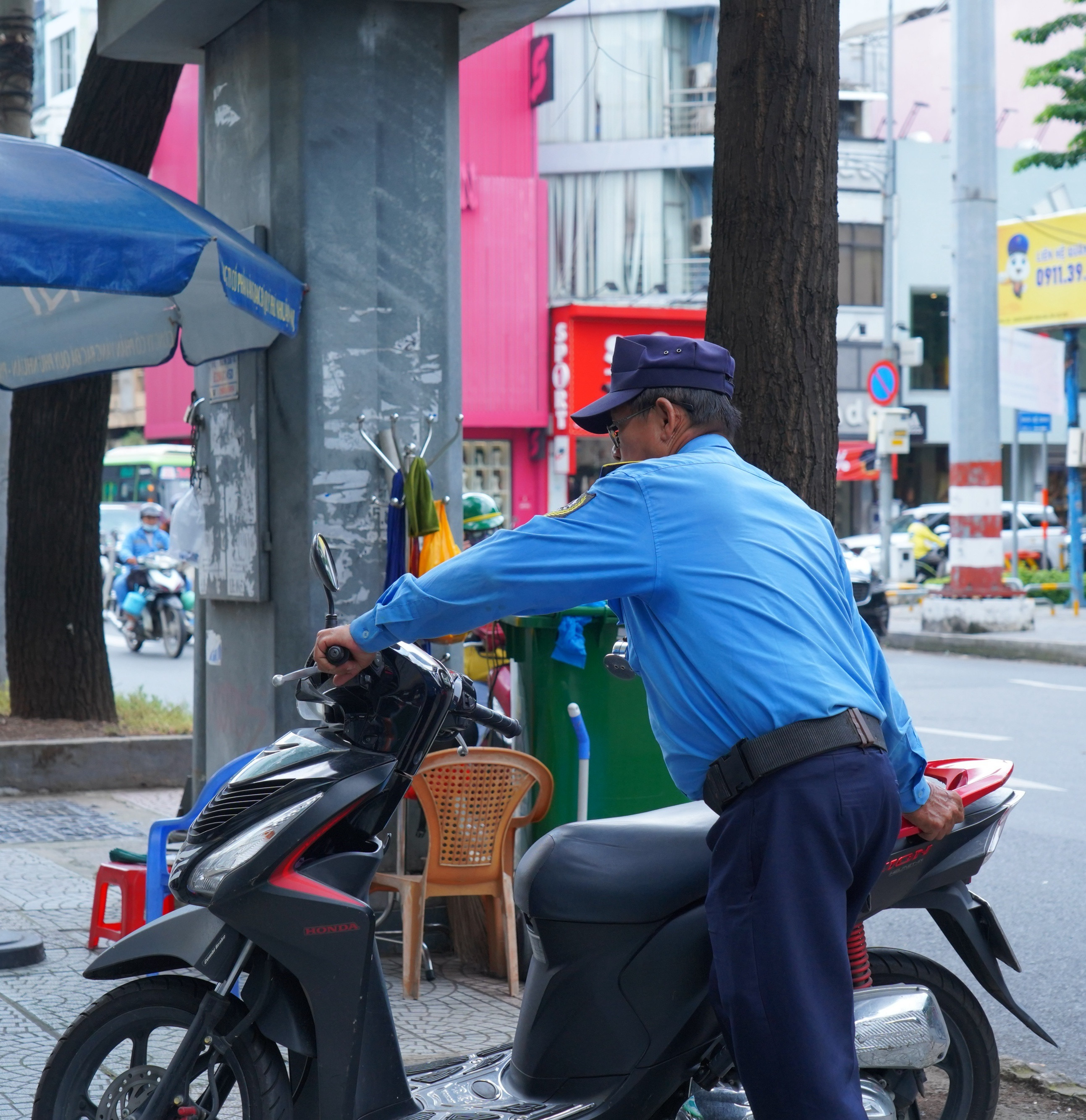 Hiện trạng 41 tuyến đường vừa được TP.HCM bổ sung thí điểm thu phí vỉa hè - 12