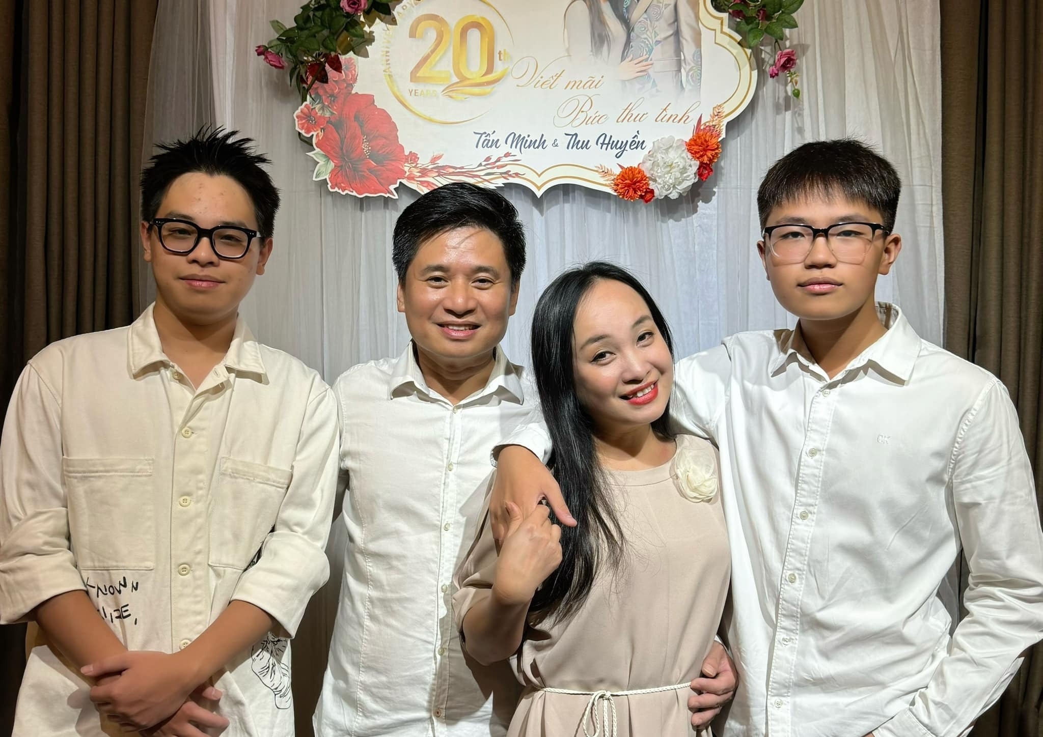 Sao Việt 5/11: Tấn Minh kỷ niệm 20 năm kết hôn, Khánh Vân chụp ảnh cưới gợi cảm - 1