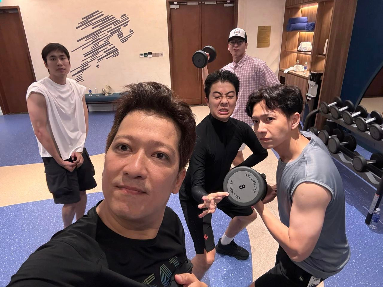 Sao Việt 5/11: Tấn Minh kỷ niệm 20 năm kết hôn, Khánh Vân chụp ảnh cưới gợi cảm - 10