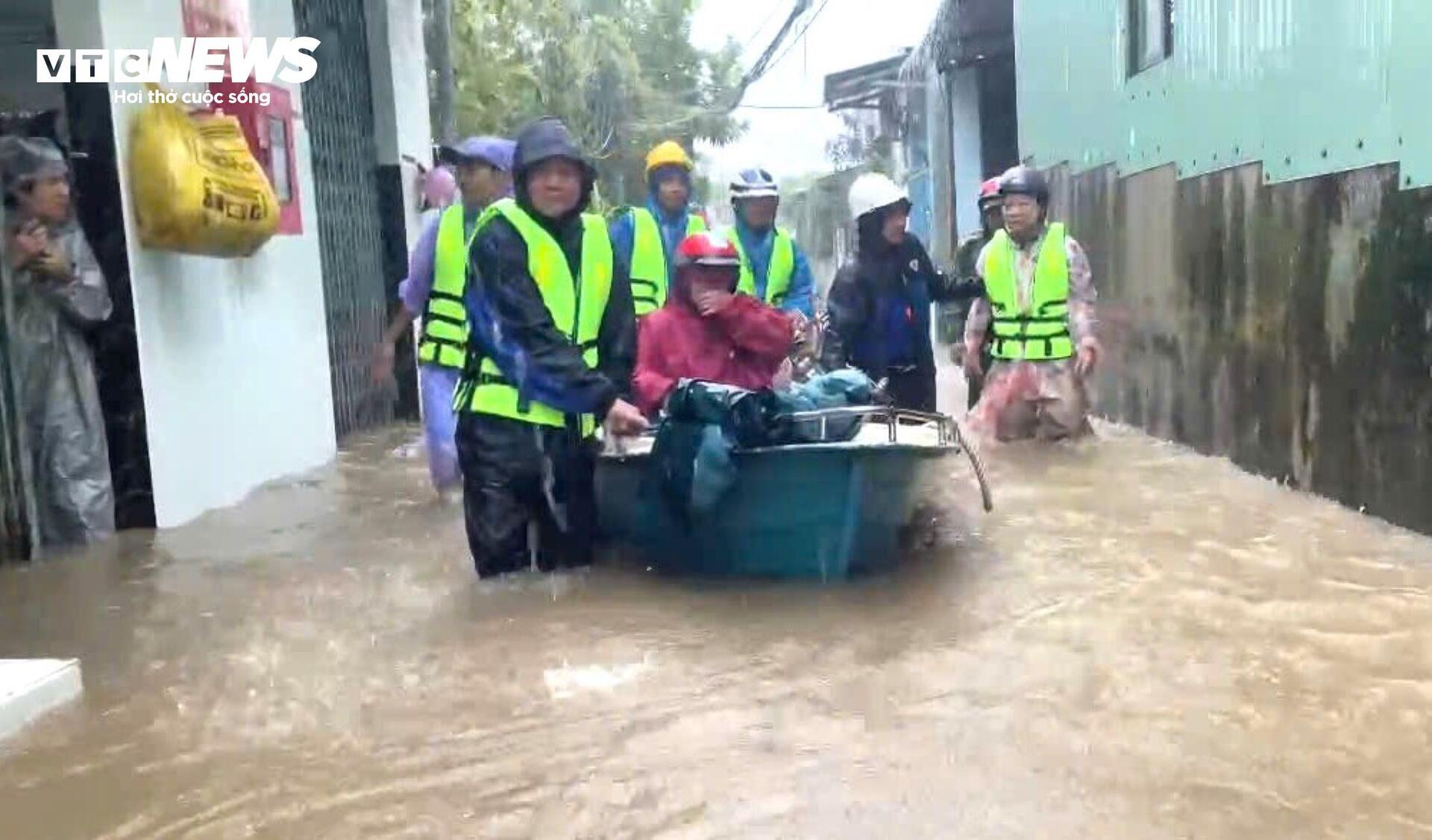 Mưa tầm tã, dân vùng rốn lũ Đà Nẵng tất tả chạy lụt - 1