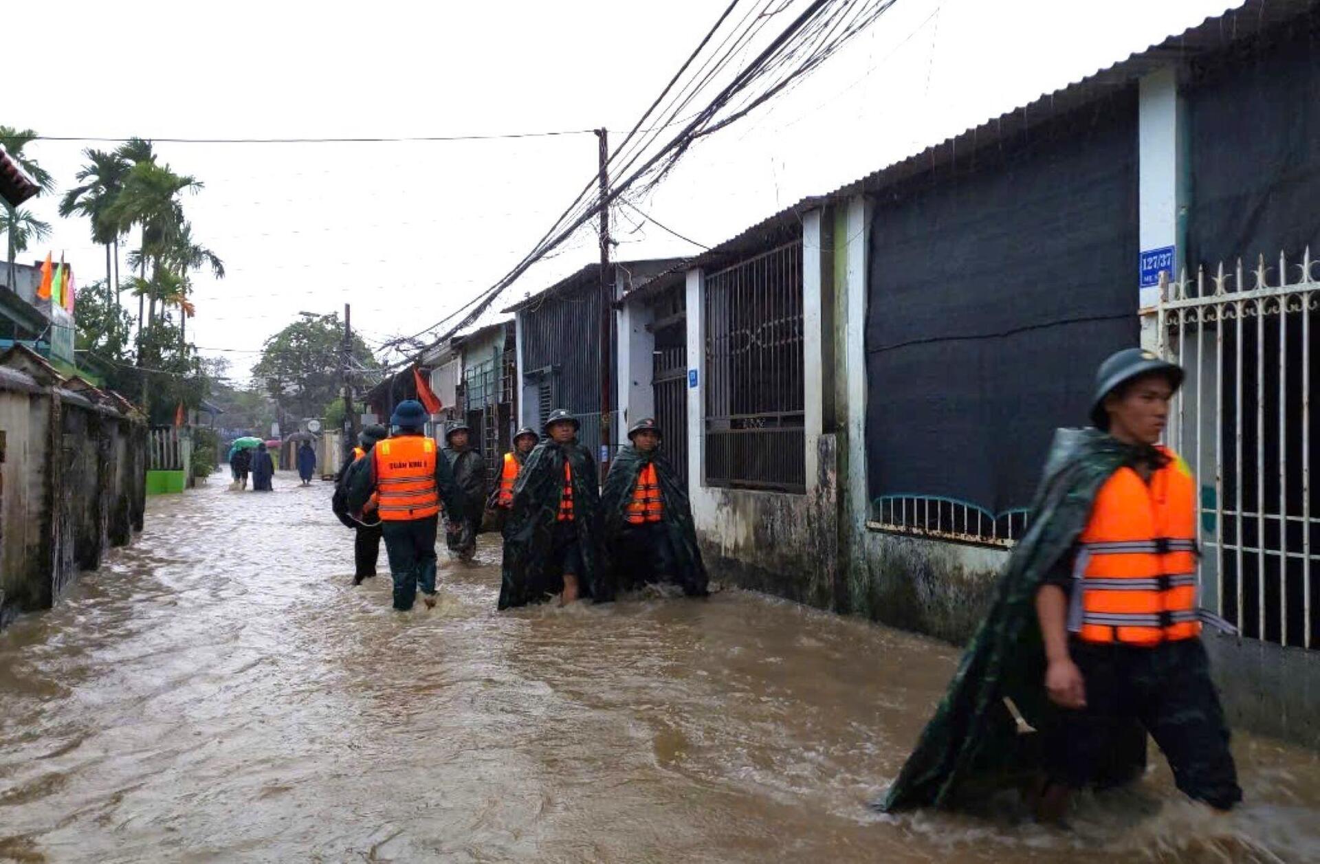 Mưa tầm tã, dân vùng rốn lũ Đà Nẵng tất tả chạy lụt - 8