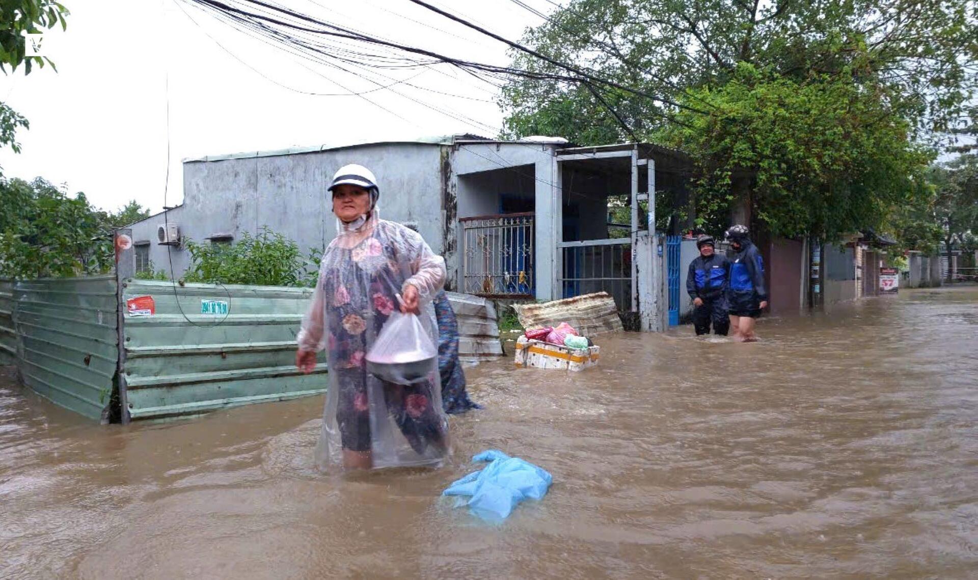 Mưa tầm tã, dân vùng rốn lũ Đà Nẵng tất tả chạy lụt - 6