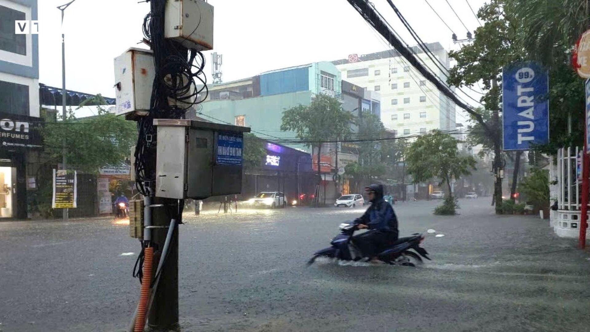 Mưa như trút khiến phố thành sông, người Đà Nẵng bì bõm đẩy xe giữa biển nước - 7