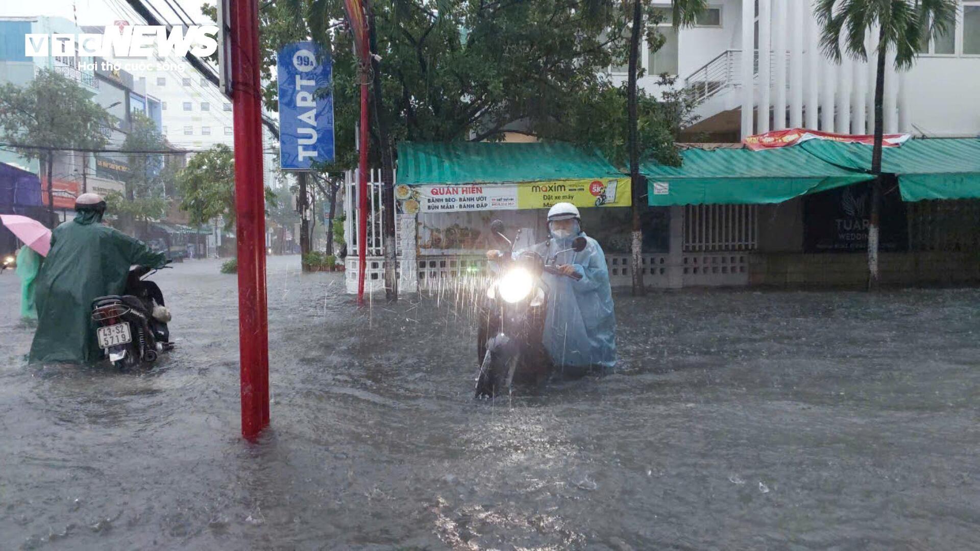 Mưa như trút khiến phố thành sông, người Đà Nẵng bì bõm đẩy xe giữa biển nước - 10