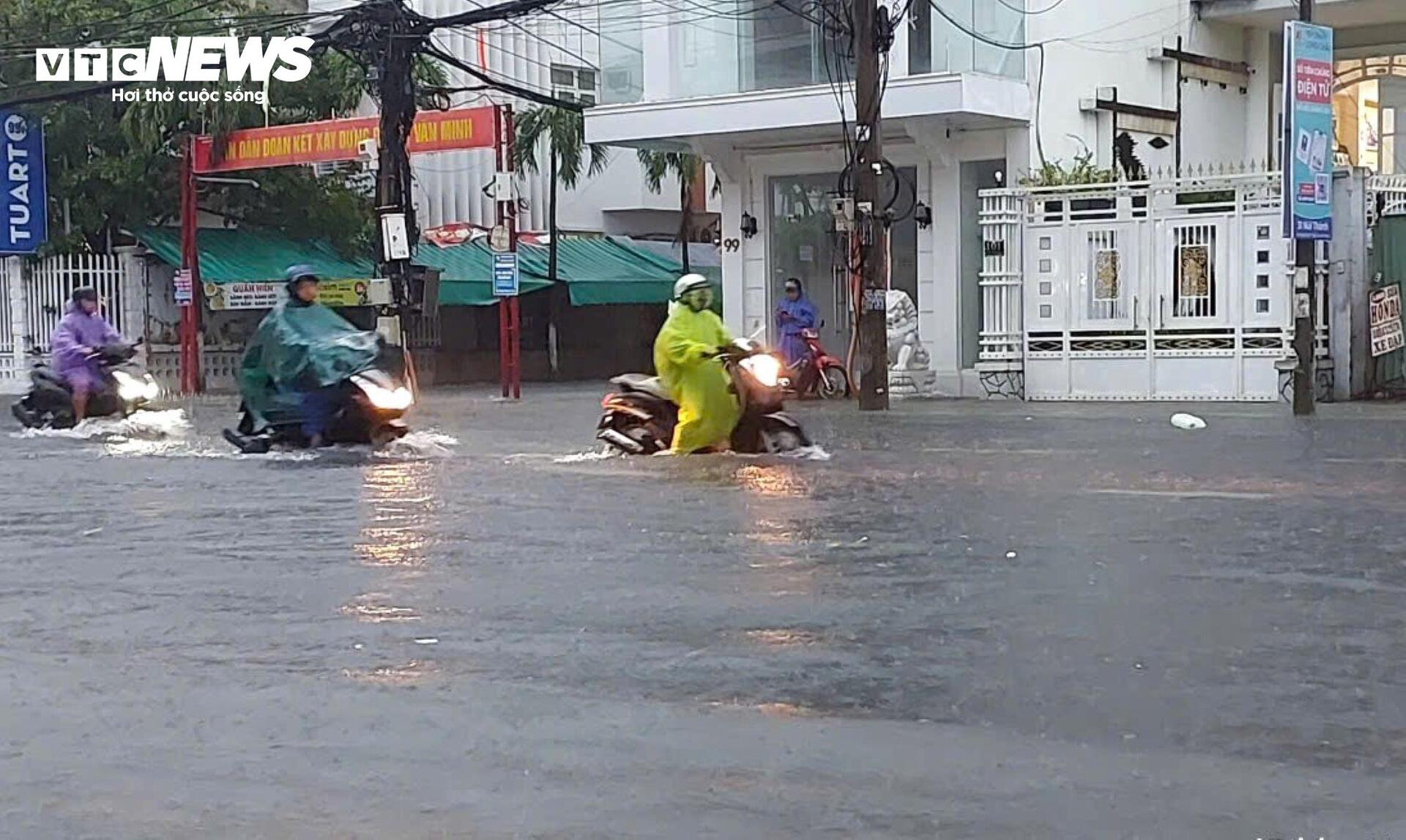 Mưa như trút khiến phố thành sông, người Đà Nẵng bì bõm đẩy xe giữa biển nước - 8