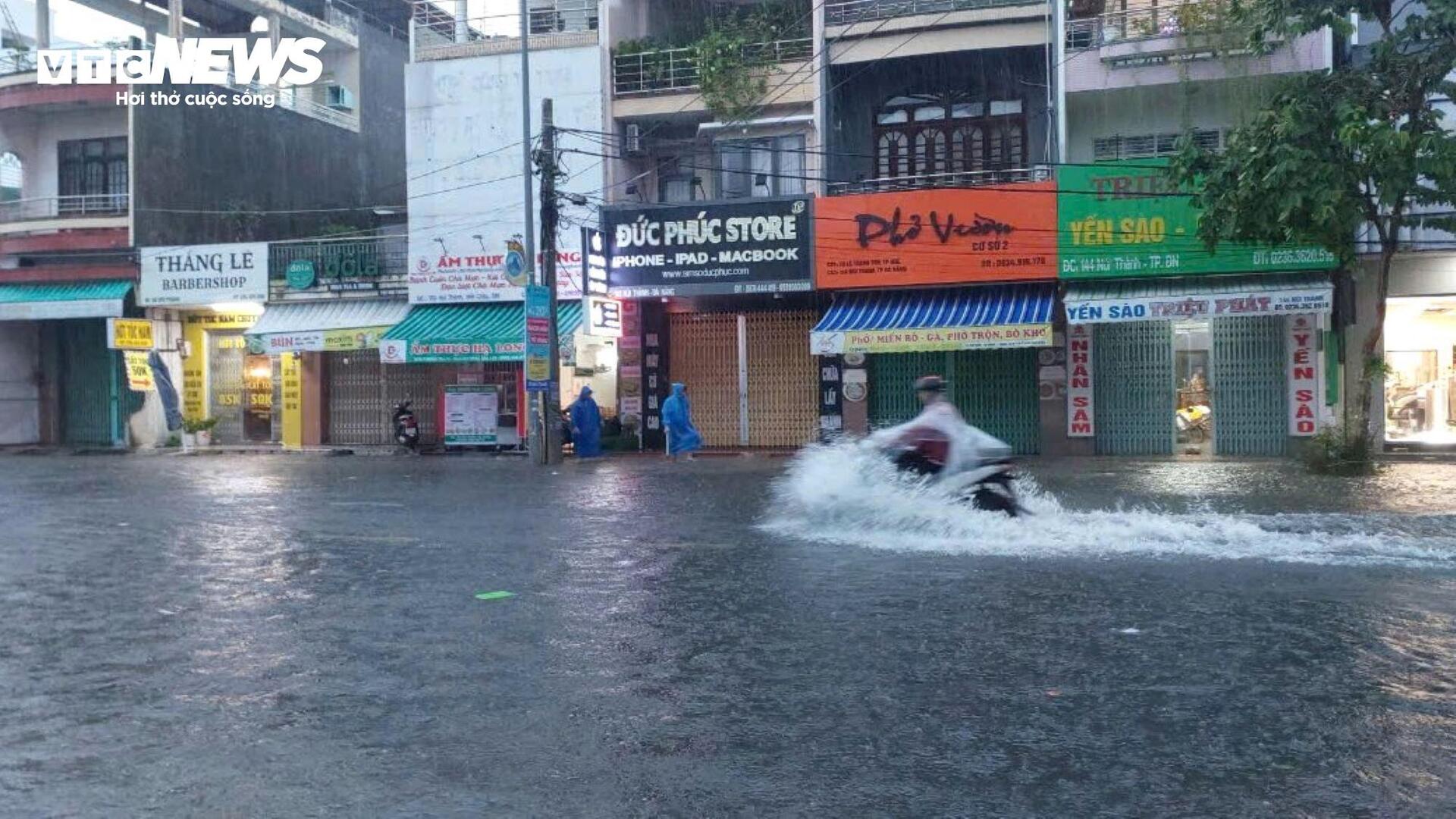 Mưa như trút khiến phố thành sông, người Đà Nẵng bì bõm đẩy xe giữa biển nước - 4