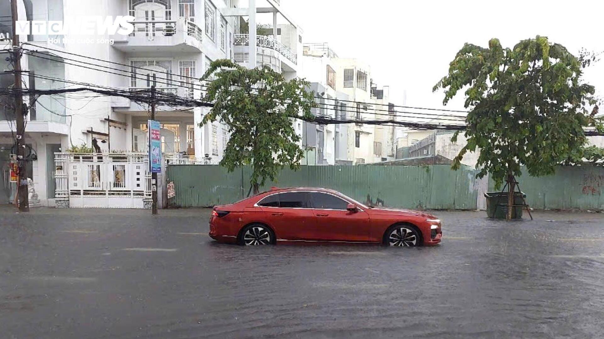 Mưa như trút khiến phố thành sông, người Đà Nẵng bì bõm đẩy xe giữa biển nước - 9