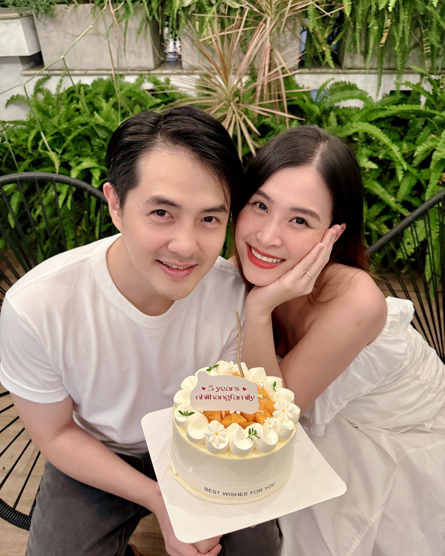 Sao Việt 11/11: Đông Nhi kỷ niệm 5 năm cưới, Tuấn Hưng nịnh vợ đầy ngọt ngào - 2