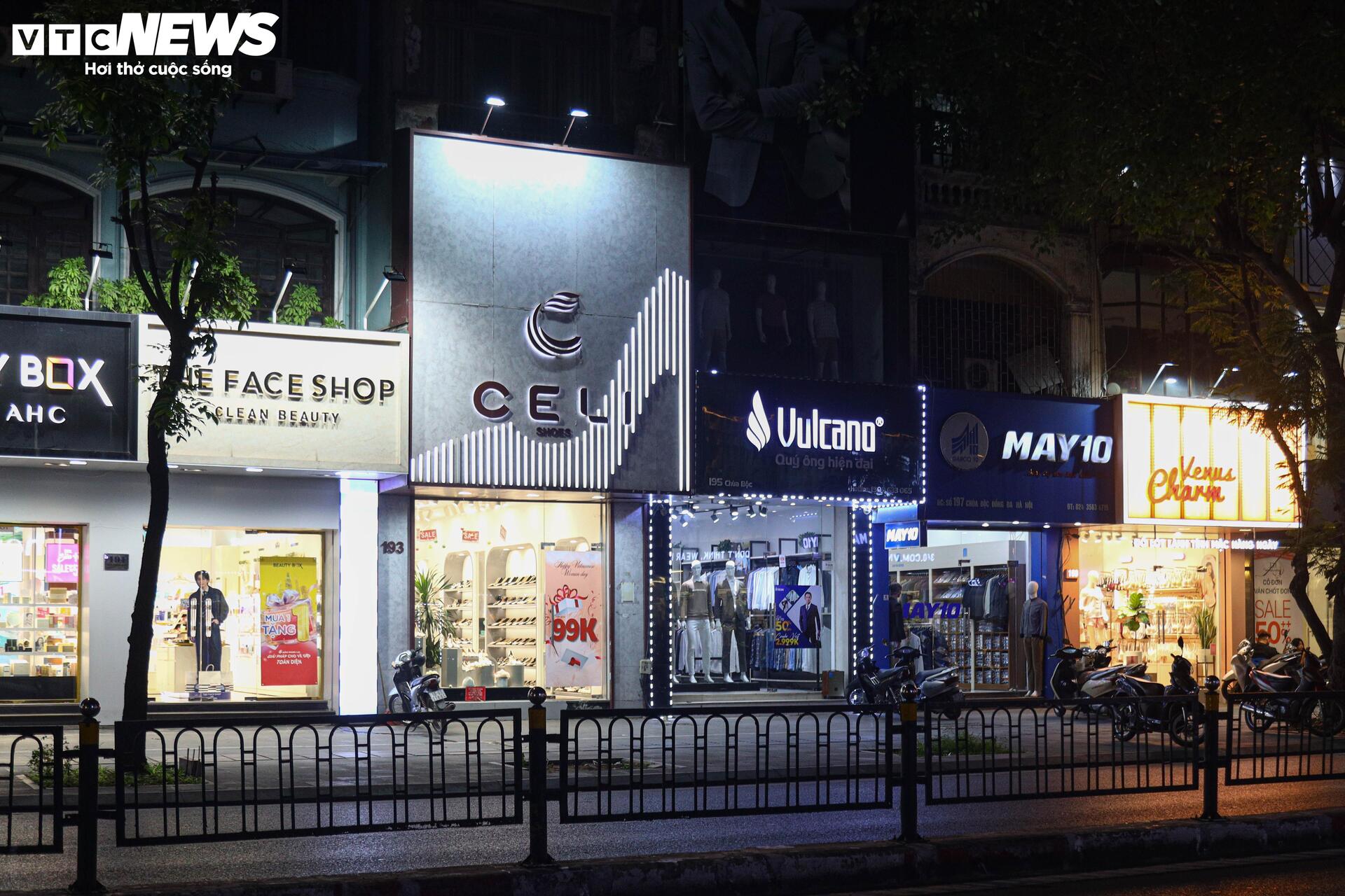 Khách thờ ơ mua sắm, cửa hàng vắng ngắt trước ngày hội siêu giảm giá 11/11 - 4