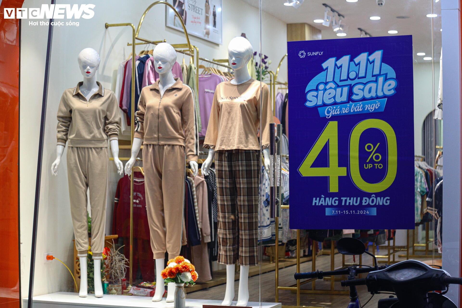 Khách thờ ơ mua sắm, cửa hàng vắng ngắt trước ngày hội siêu giảm giá 11/11 - 6