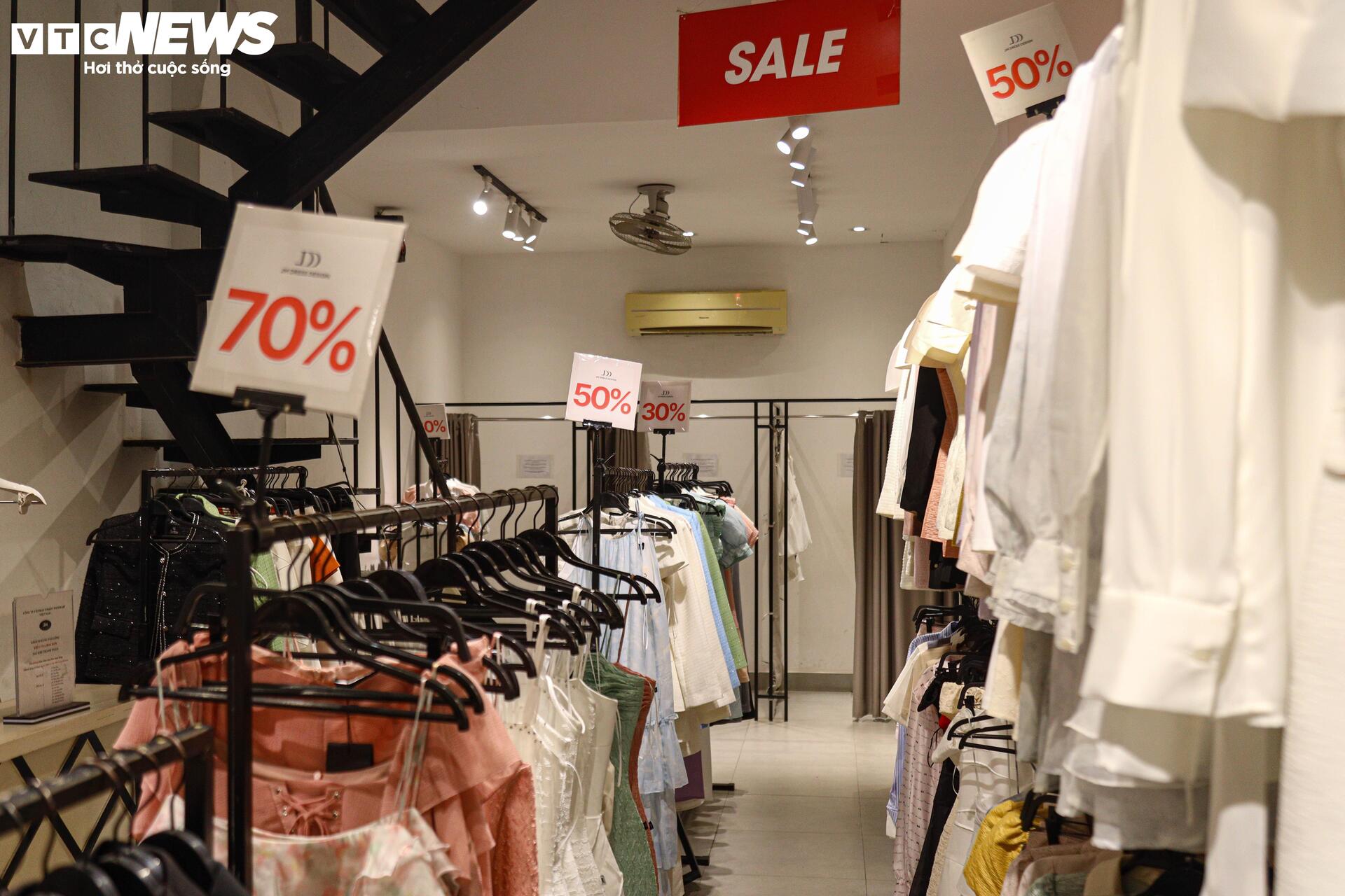 Khách thờ ơ mua sắm, cửa hàng vắng ngắt trước ngày hội siêu giảm giá 11/11 - 11