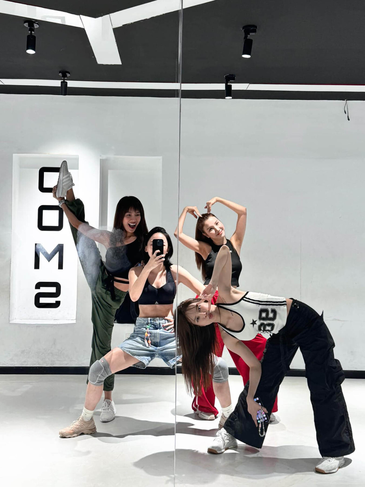 Sao Việt 13/11:Thuý Hạnh gợi cảm, vợ chồng Cường Đô la giản dị - 6